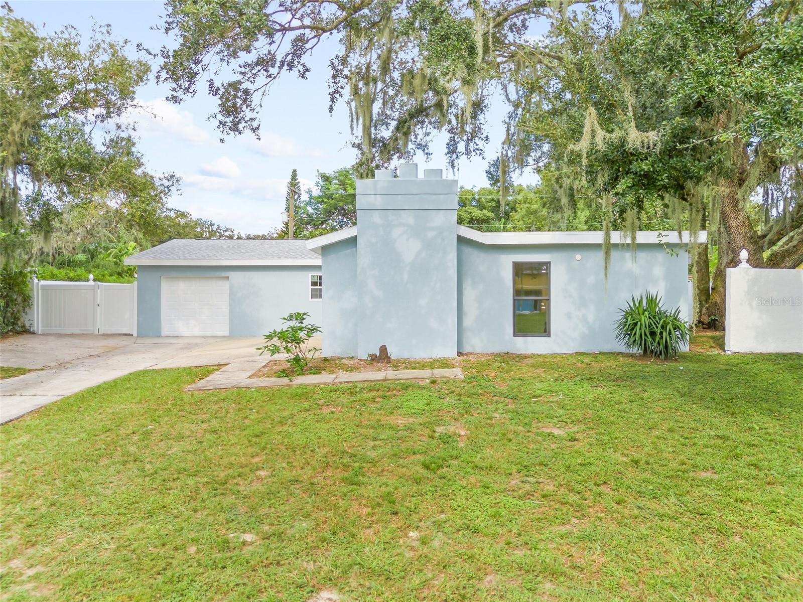 Listing photo id 1 for 412 Courtney Drive