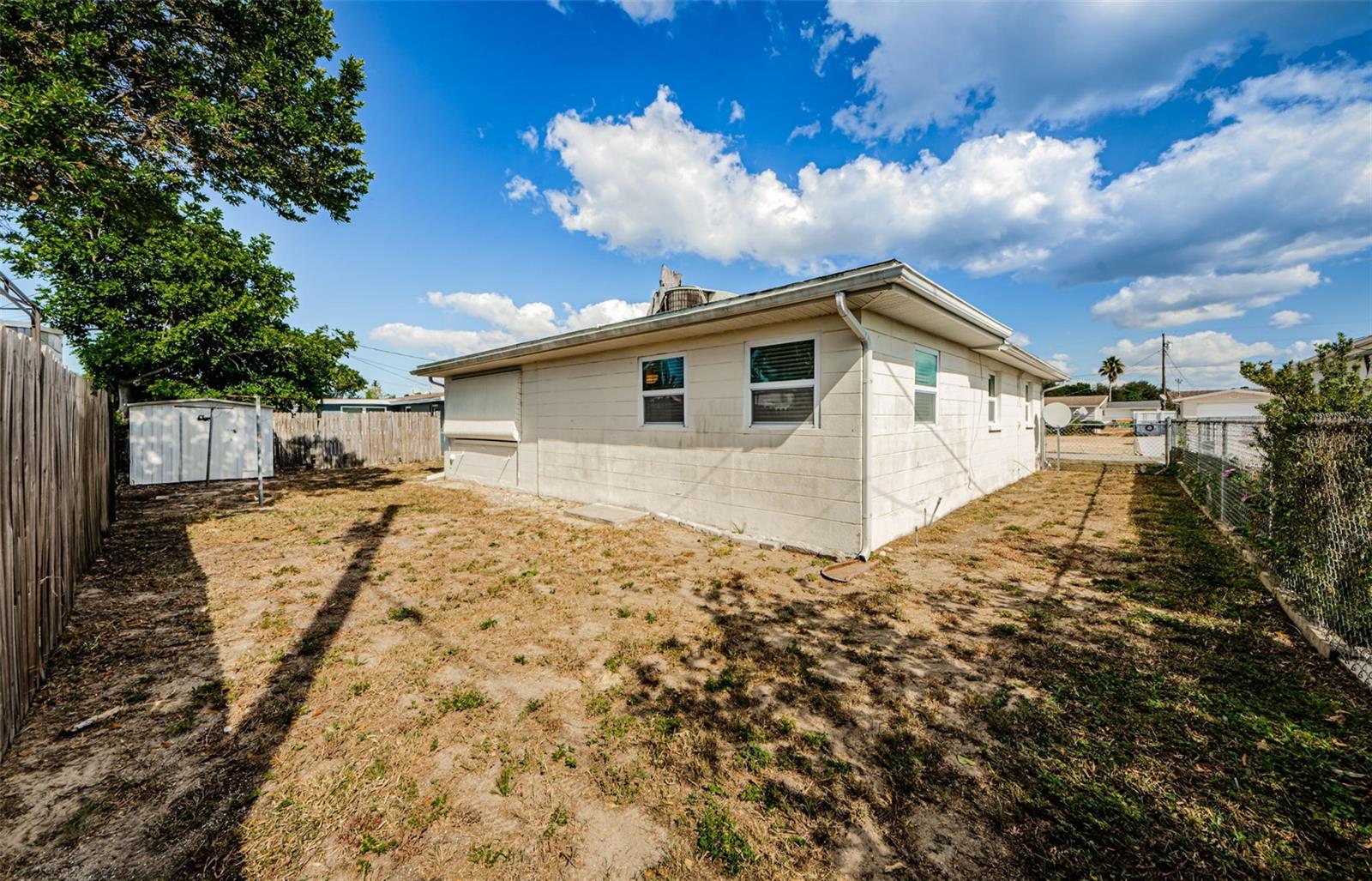 Listing photo id 35 for 1551 Derrick Street