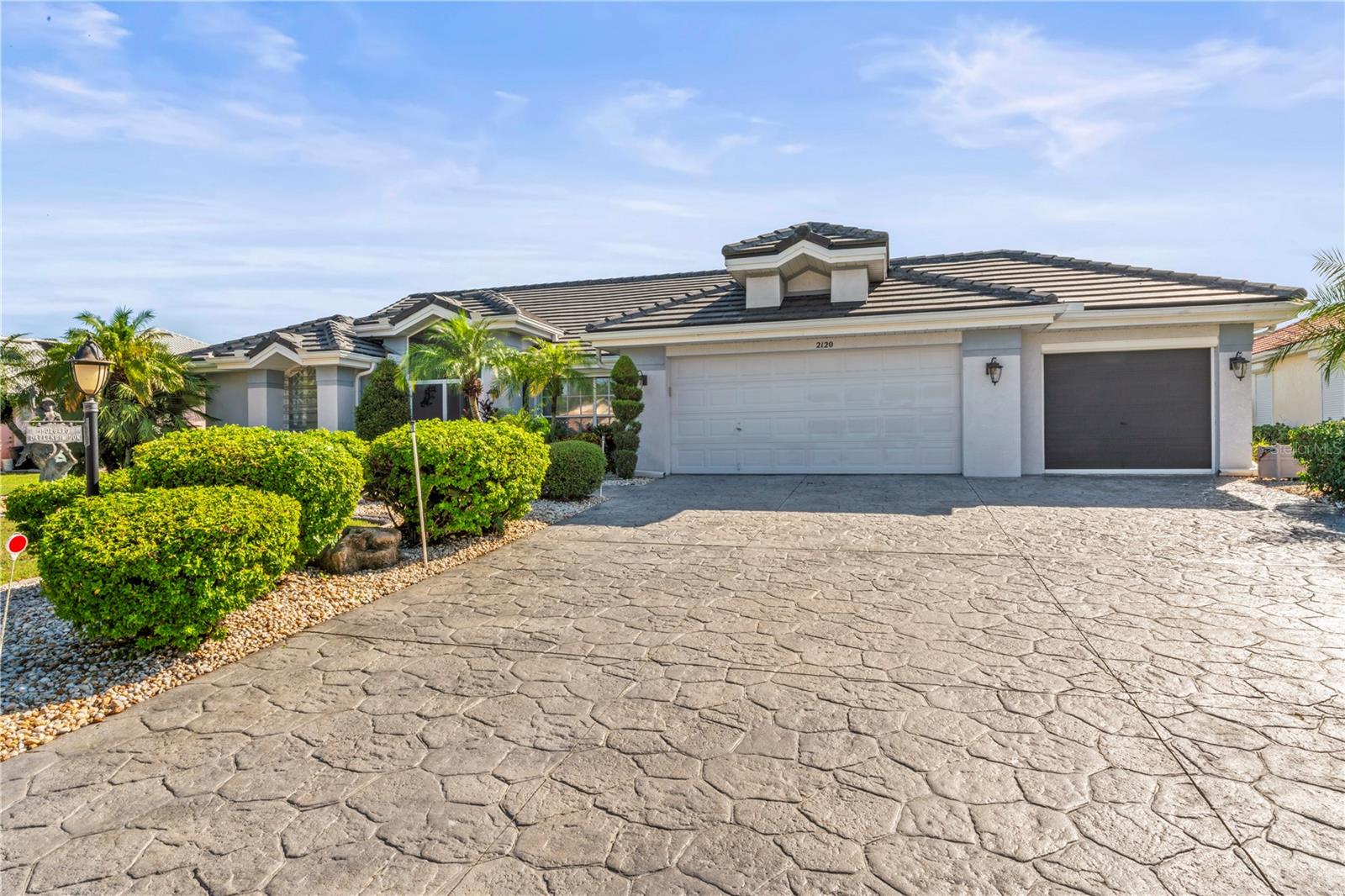 Listing photo id 2 for 2120 Platinum Drive