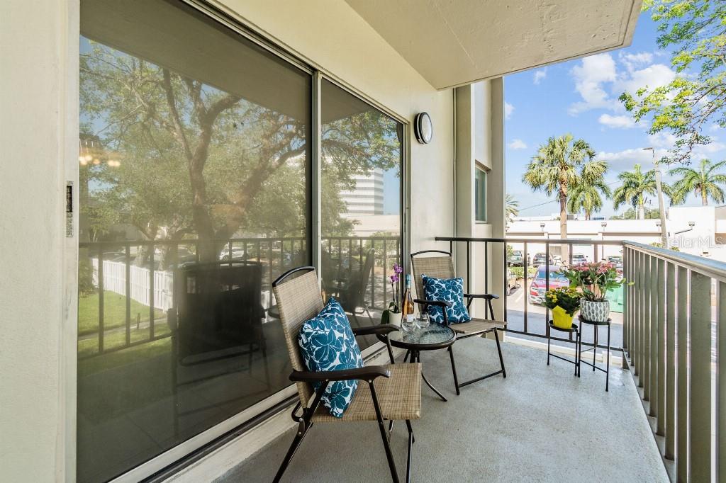 Listing photo id 4 for 4611 Fig Street 209