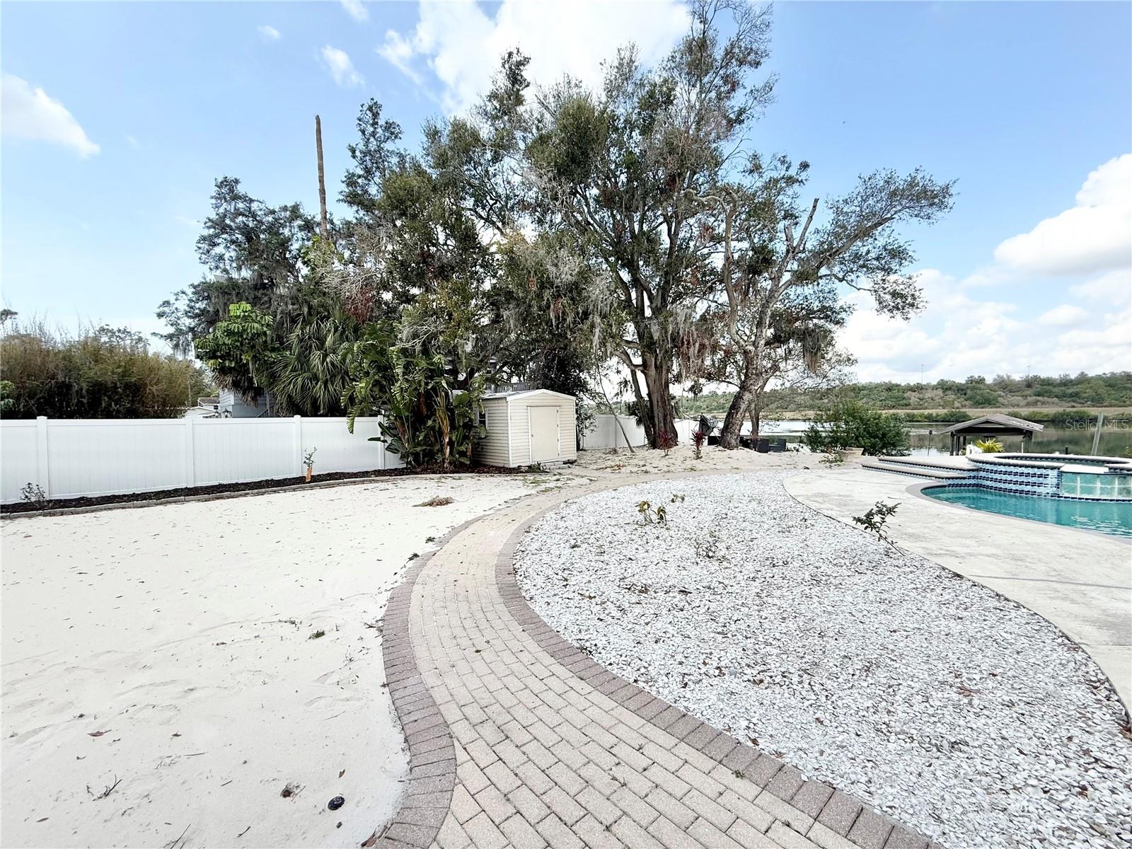 Listing photo id 19 for 6710 Myrna Drive