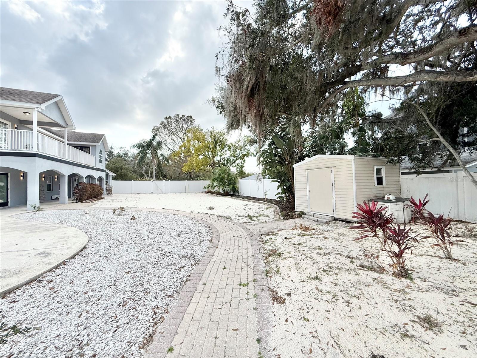 Listing photo id 23 for 6710 Myrna Drive