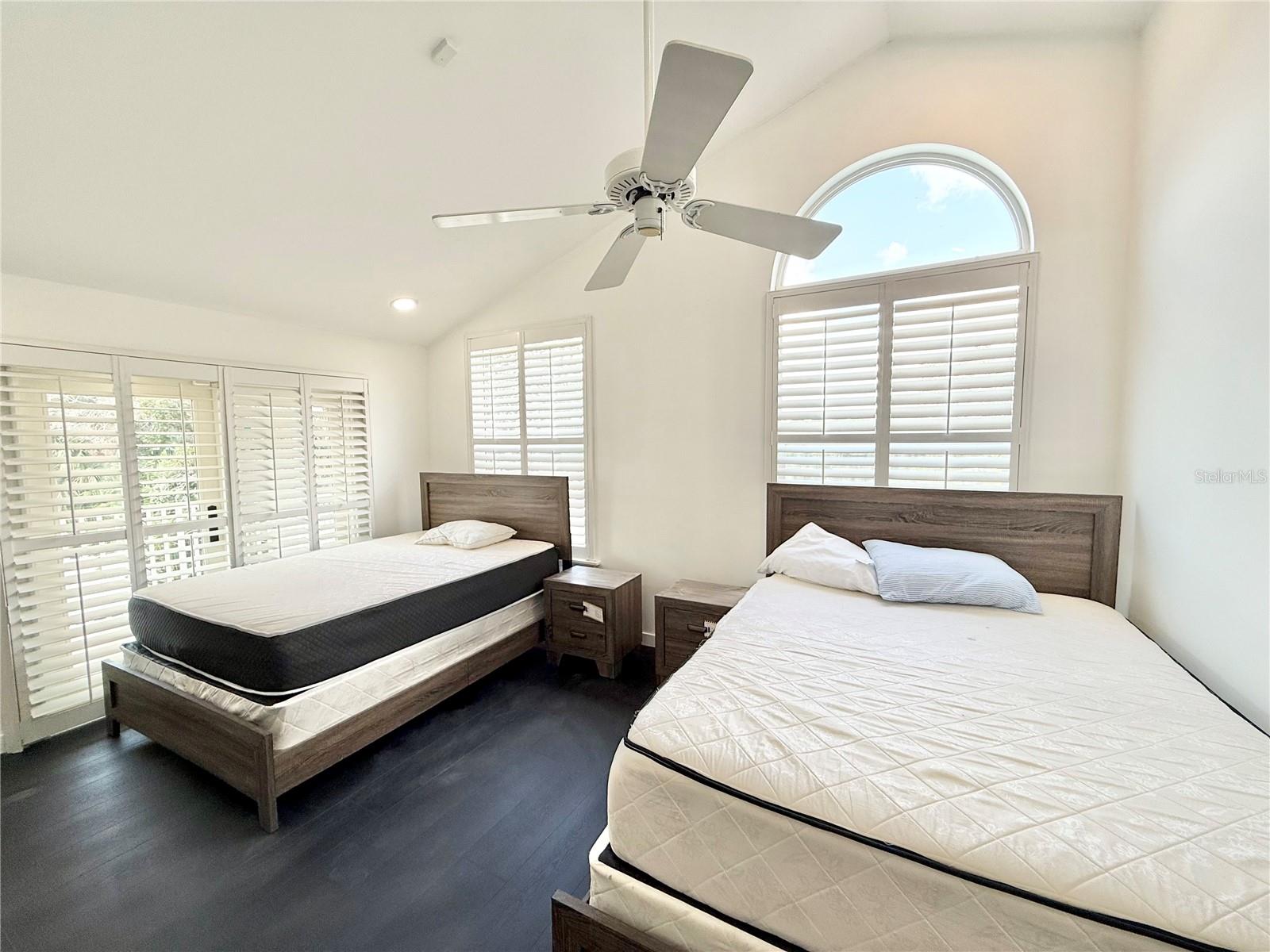 Listing photo id 50 for 6710 Myrna Drive