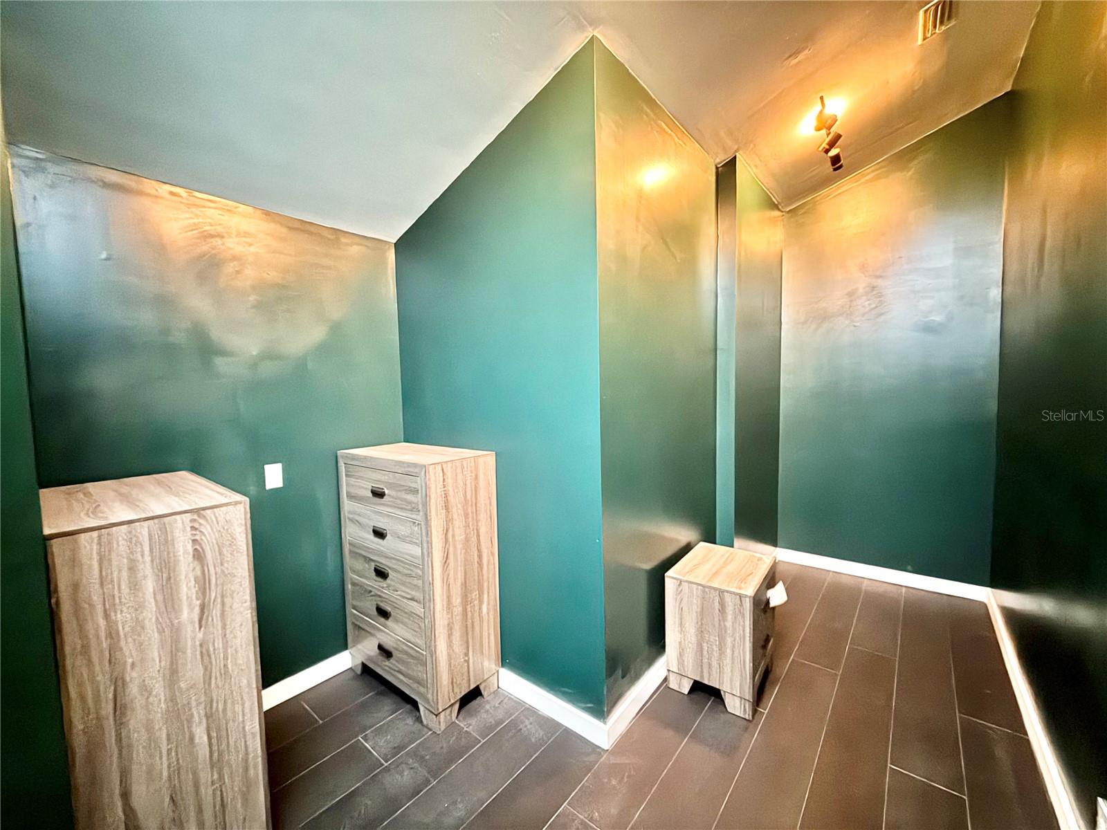 Listing photo id 56 for 6710 Myrna Drive