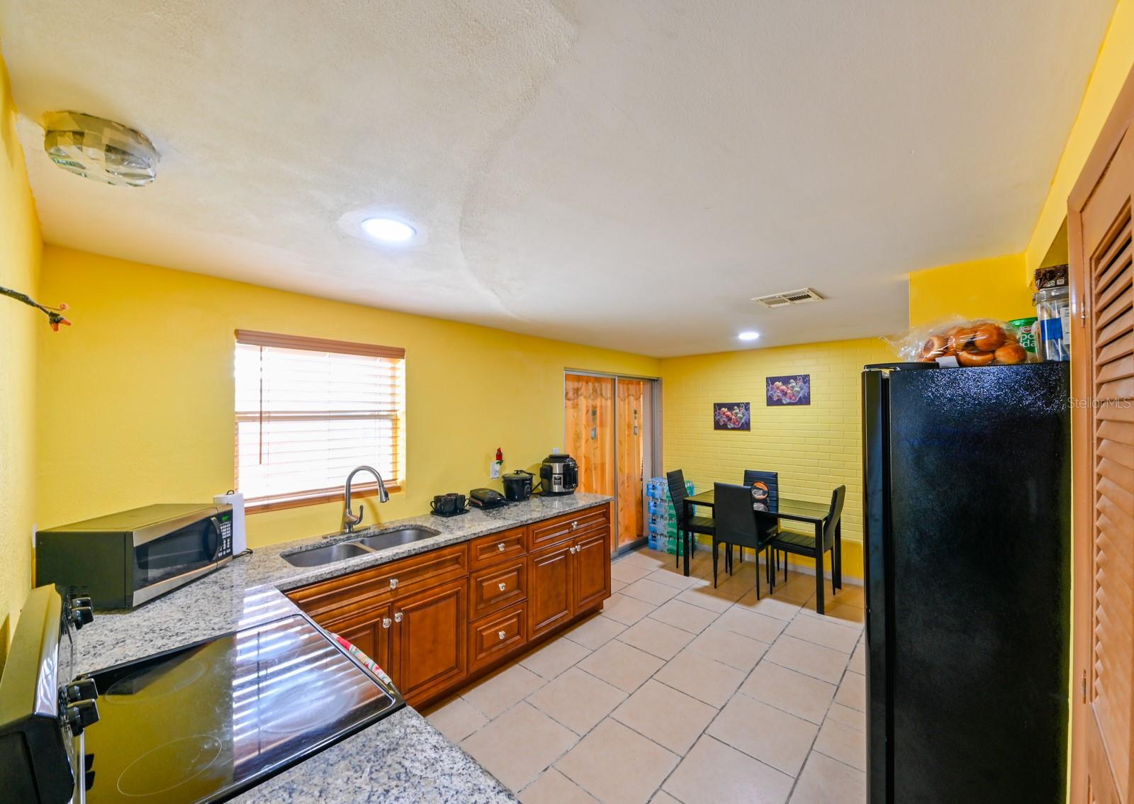 Listing photo id 13 for 3542 Connon Drive