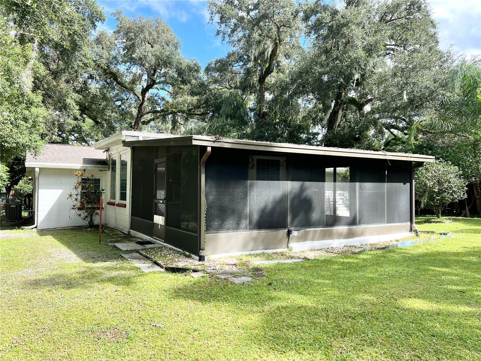 Listing photo id 32 for 1909 Flora Street