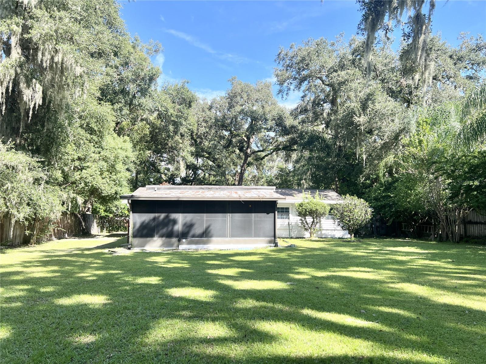 Listing photo id 34 for 1909 Flora Street