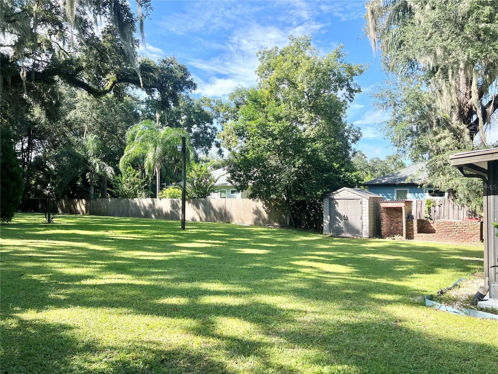 Listing photo id 36 for 1909 Flora Street