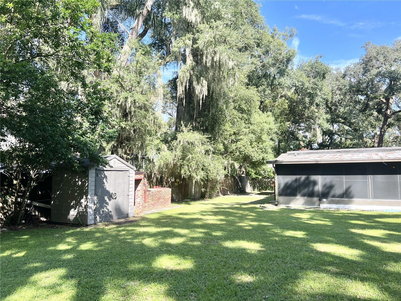 Listing photo id 37 for 1909 Flora Street