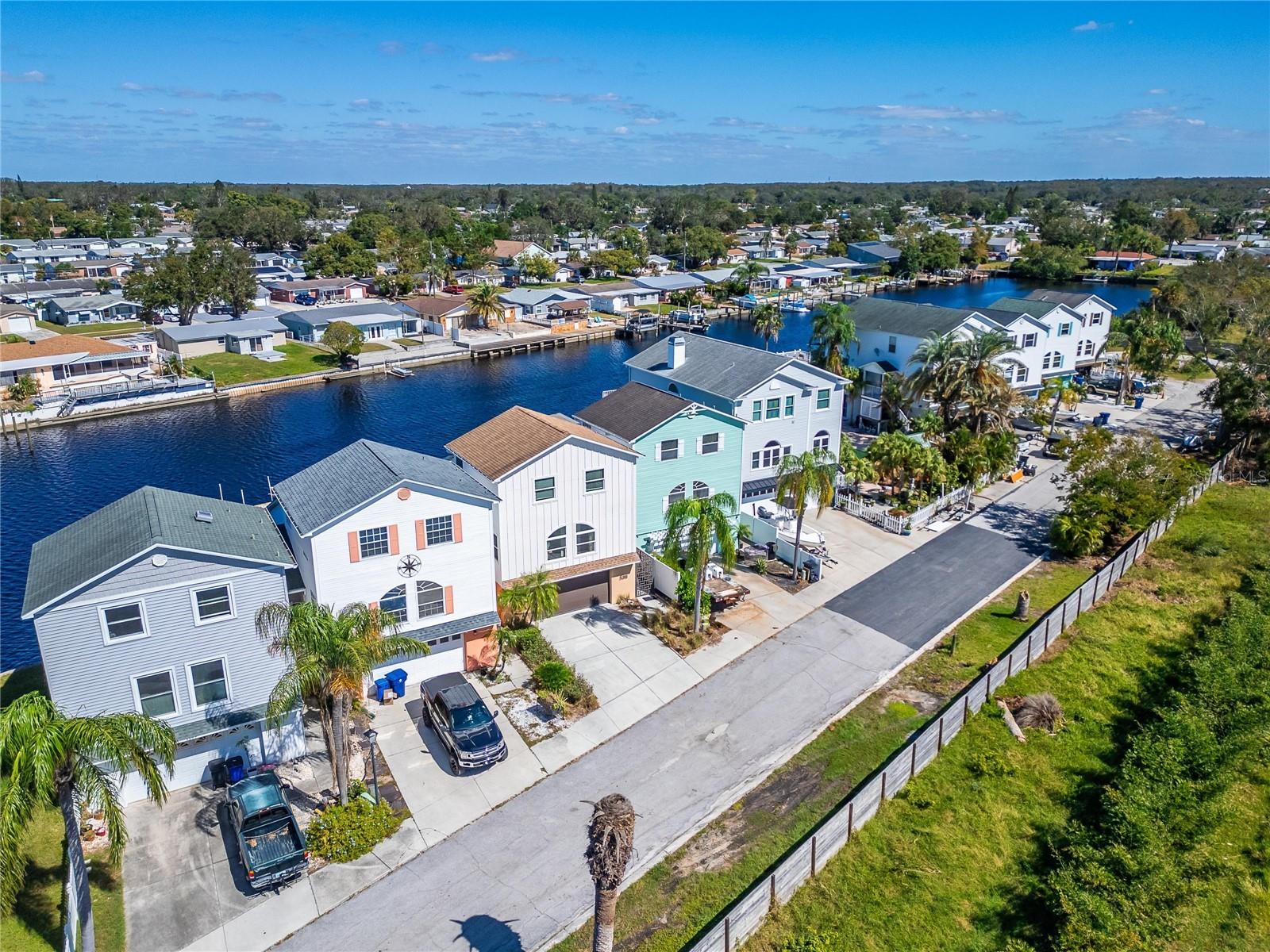 Listing photo id 3 for 5311 Boardwalk Street