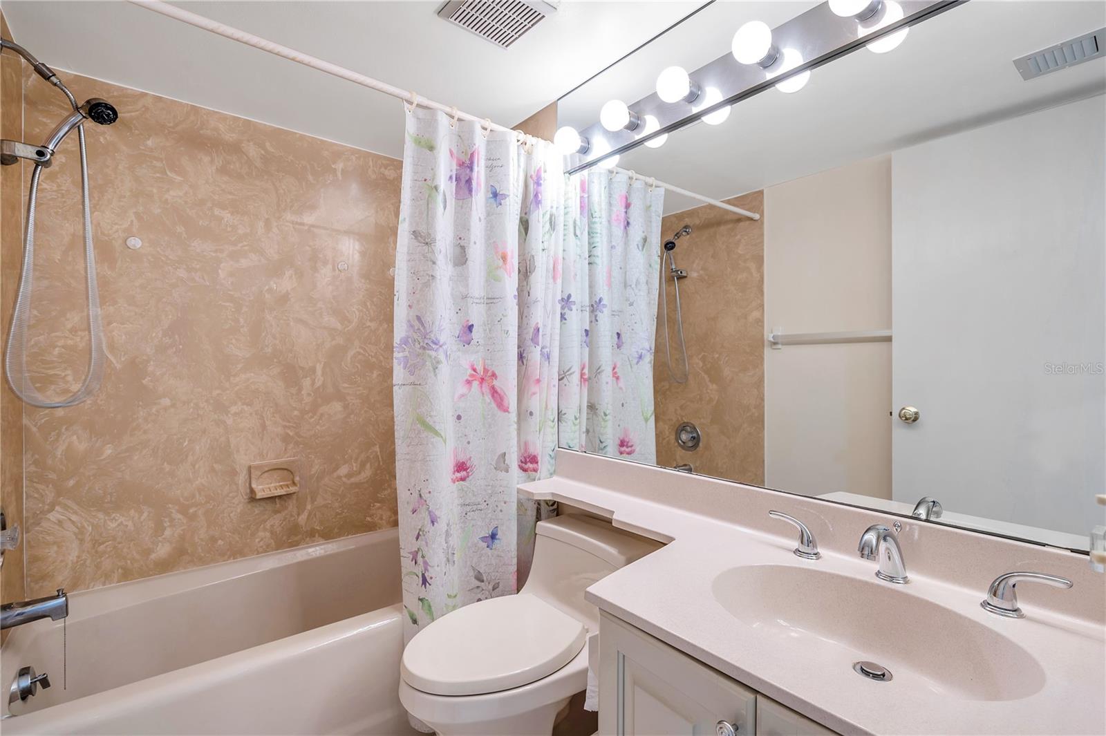 Listing photo id 11 for 2413 Bayshore Boulevard 1501