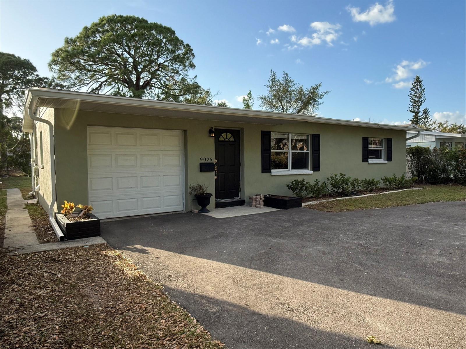 Listing Details for 9026 1st Street N, Saint Petersburg, FL 33702