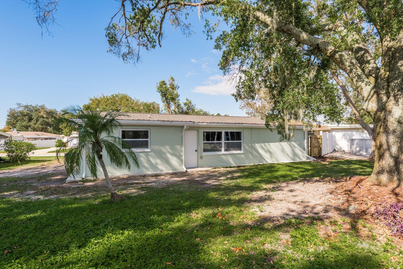 Listing photo id 22 for 7344 Live Oak Lane