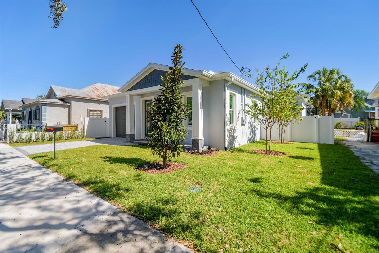 Listing photo id 10 for 2921 Sanchez Street