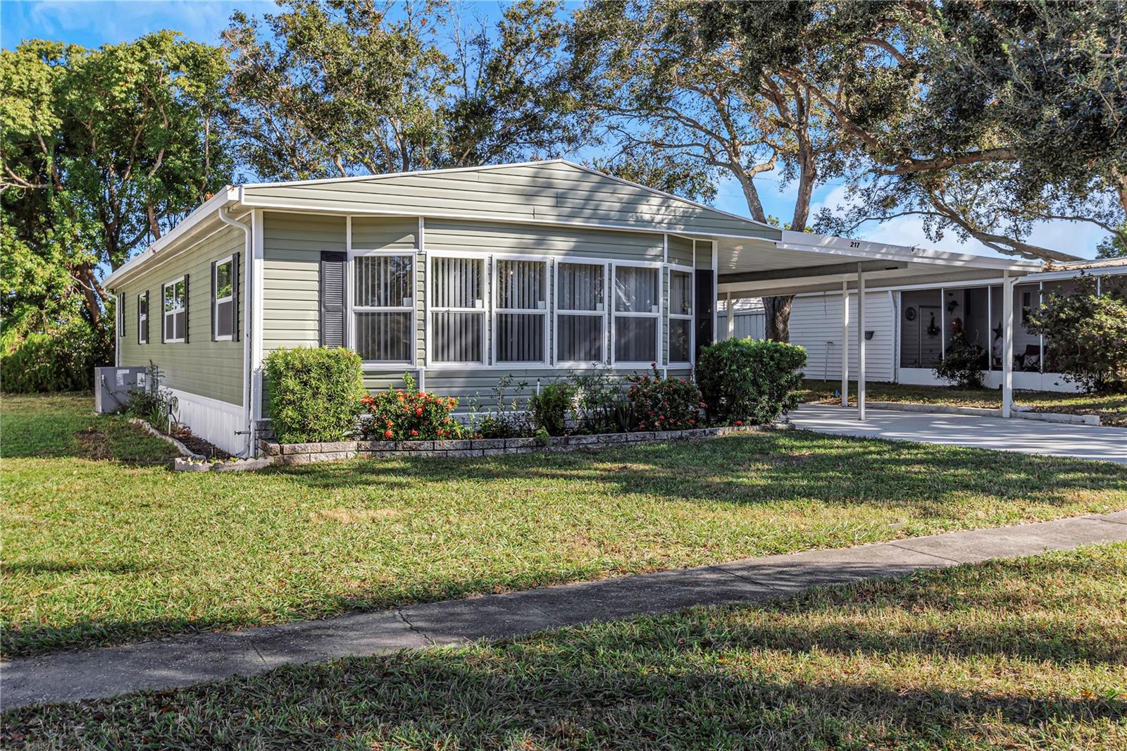 Image 10 of 69 For 217 Lake Tarpon Drive 24