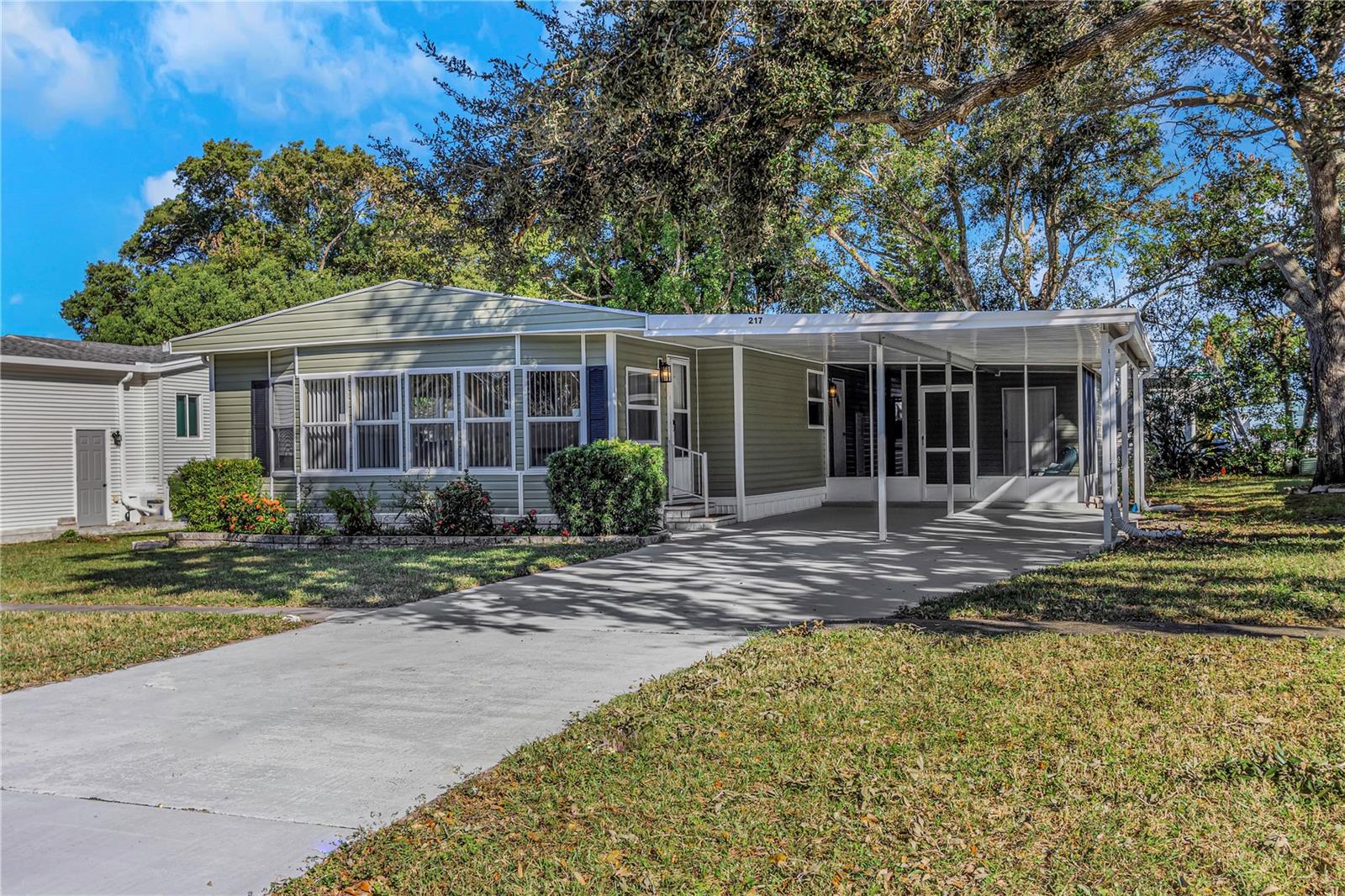 Image 6 of 69 For 217 Lake Tarpon Drive 24