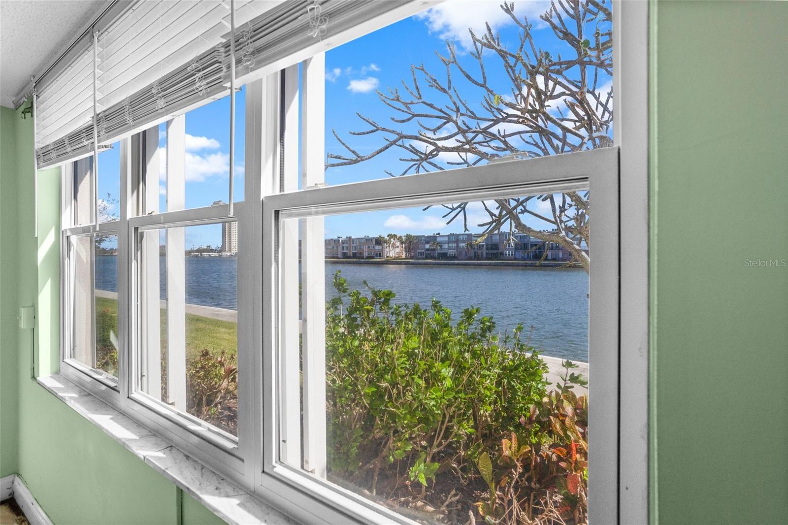 Image 13 of 35 For 7625 Sun Island Drive S 101