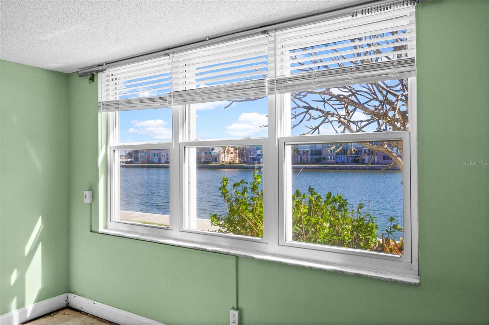 Image 14 of 35 For 7625 Sun Island Drive S 101
