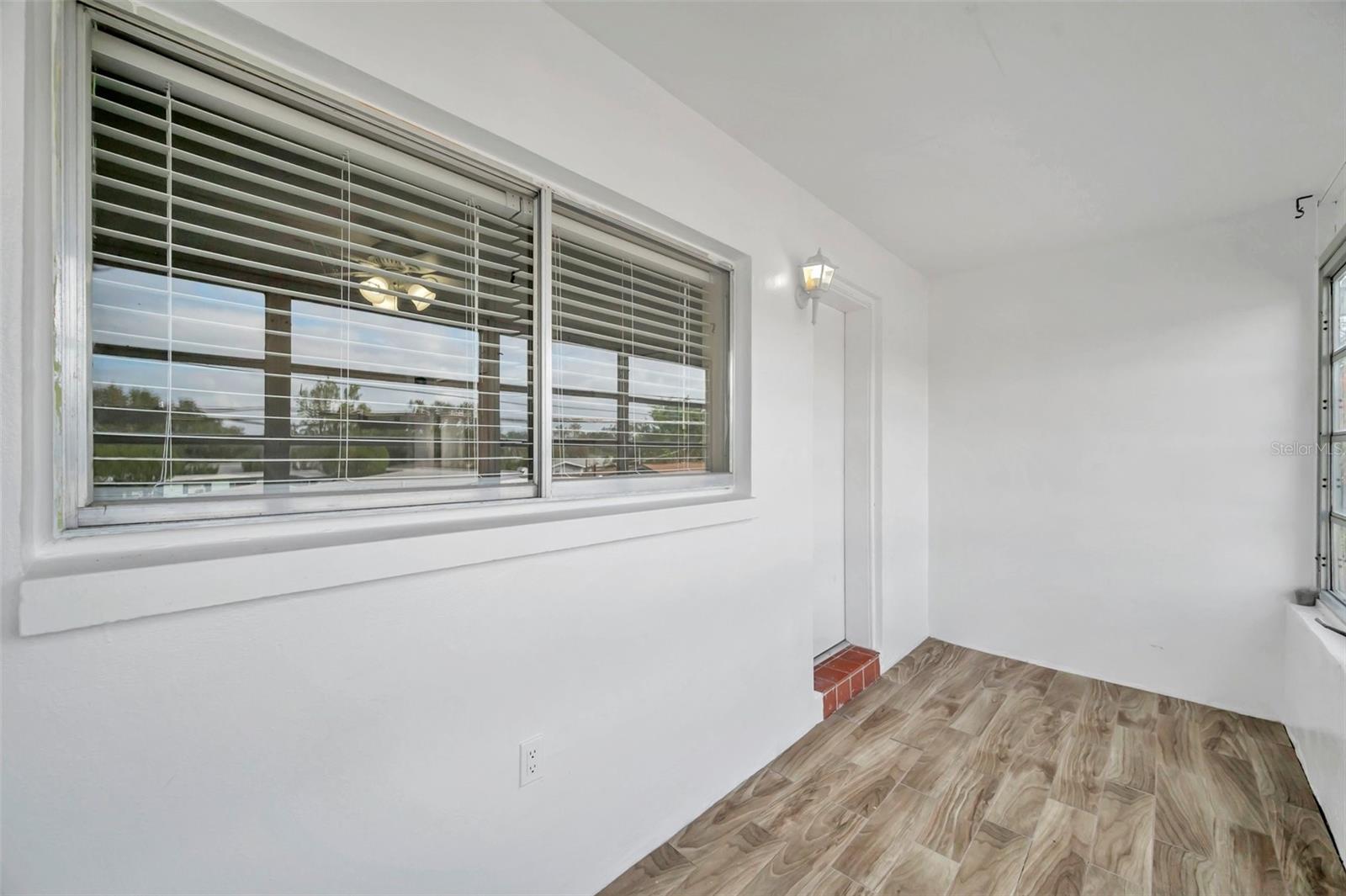 Listing photo id 21 for 2366 Shelley Street 12