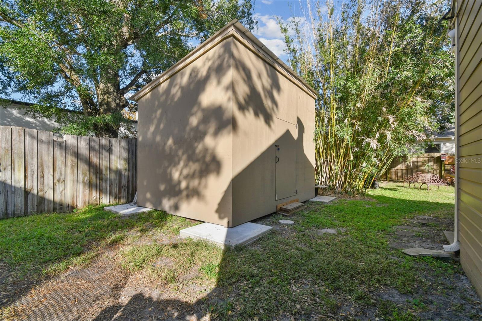 Listing photo id 17 for 3715 Santiago Street