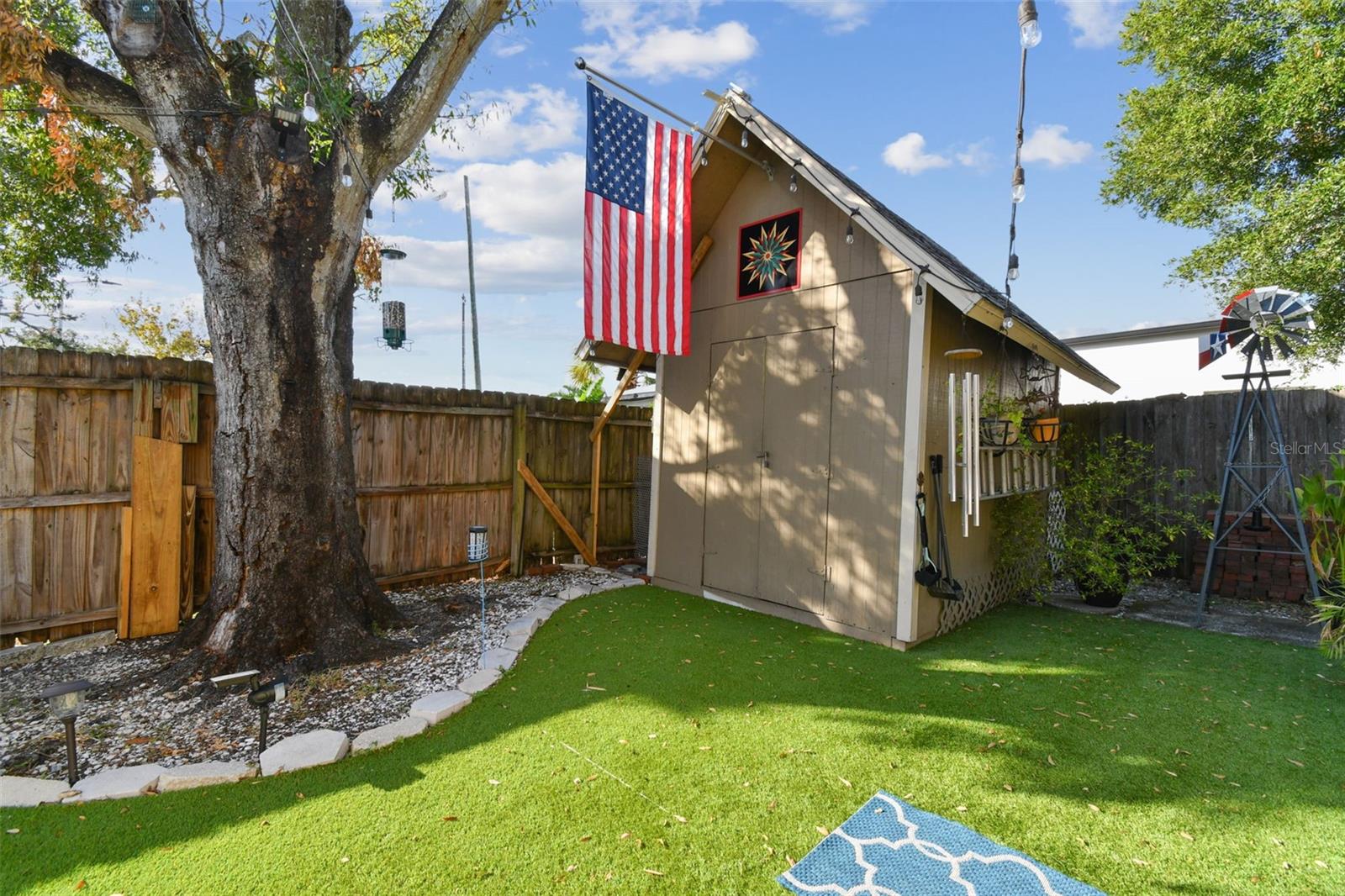 Listing photo id 18 for 3715 Santiago Street