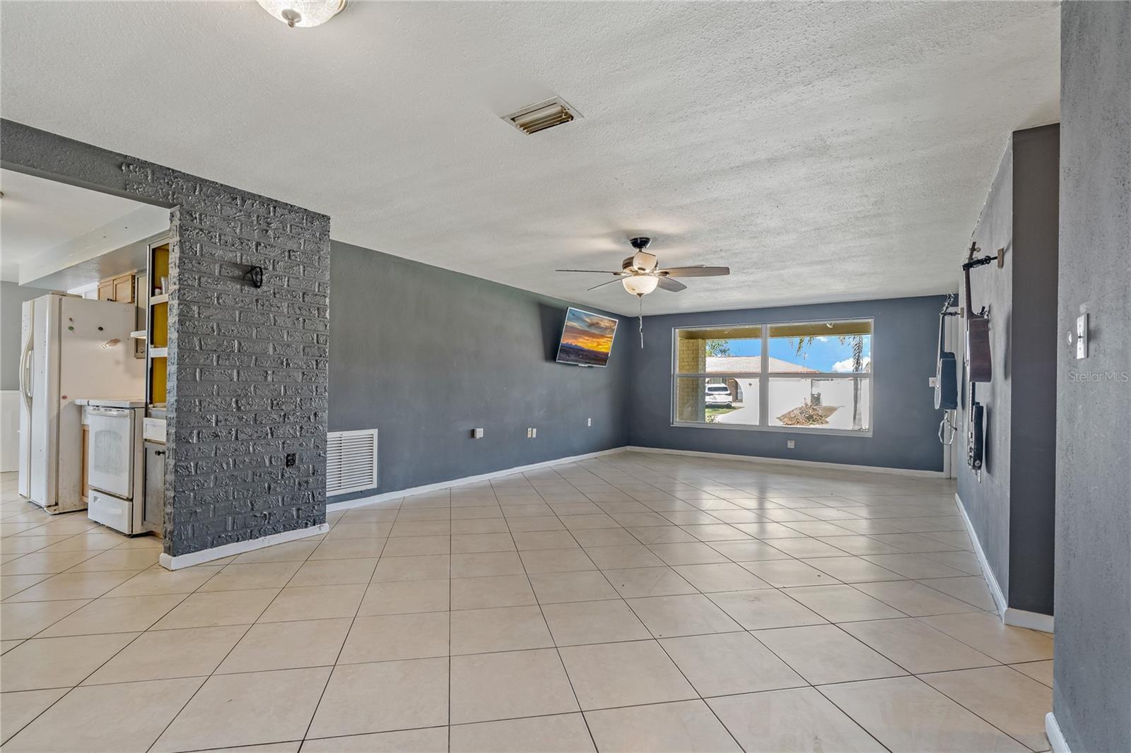 Listing photo id 13 for 5722 Mariposa Drive