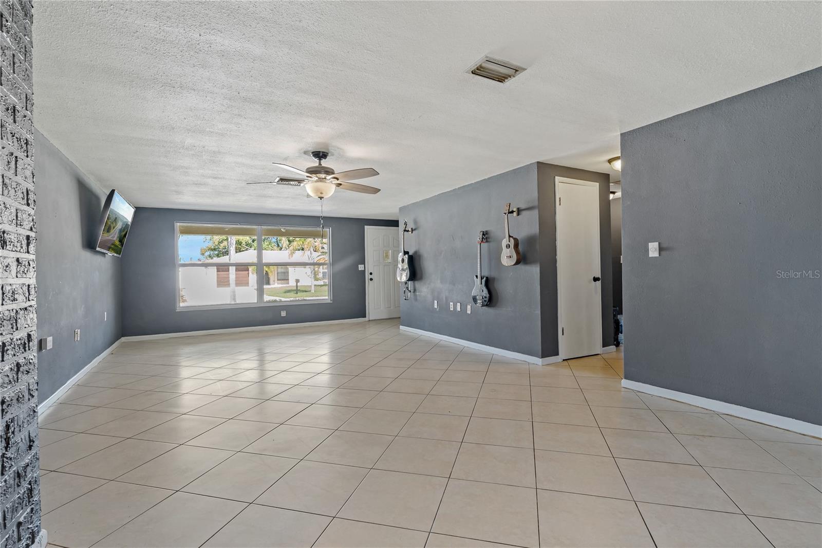 Listing photo id 6 for 5722 Mariposa Drive