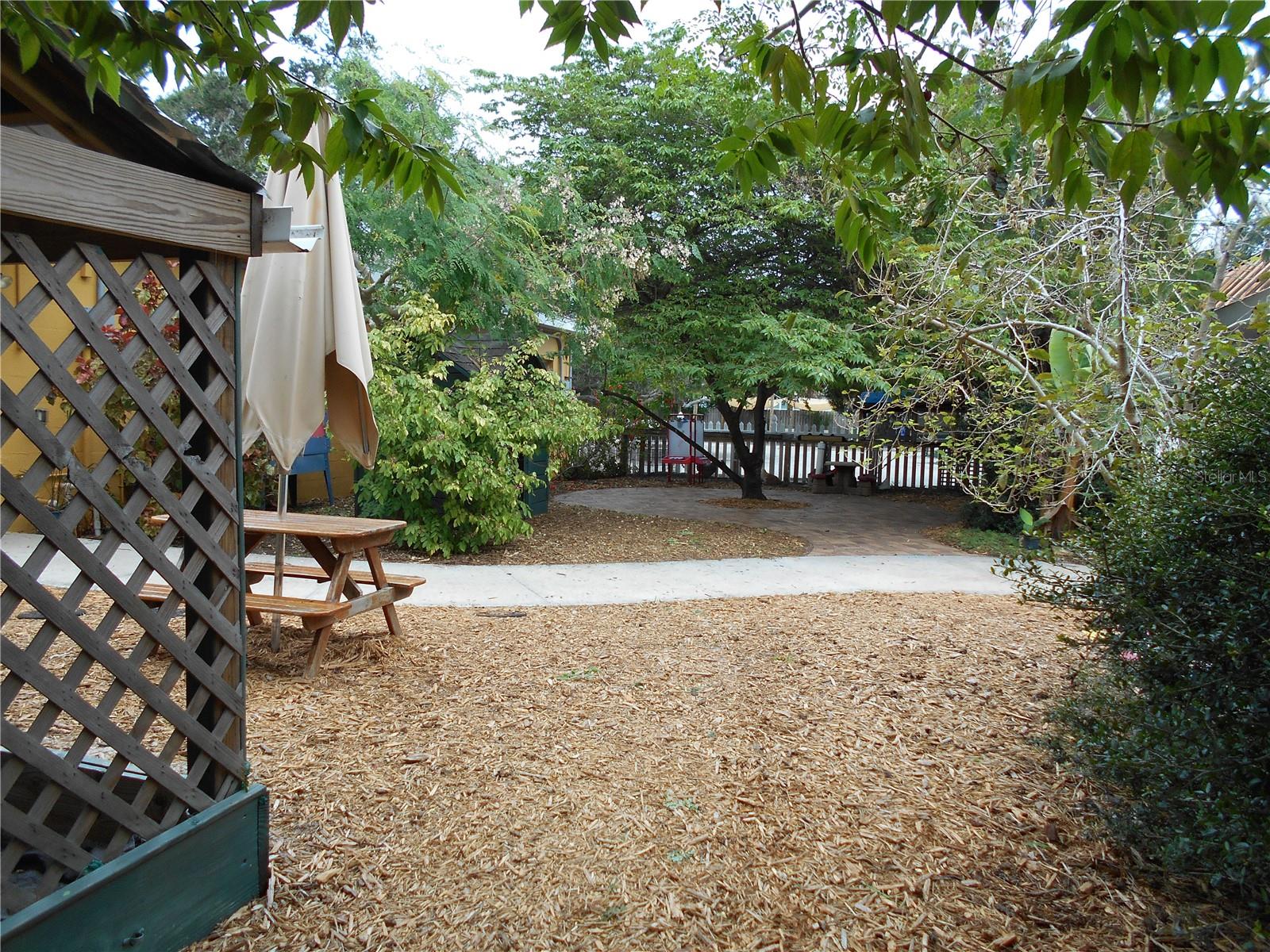 Listing photo id 25 for 2624 54th Street S