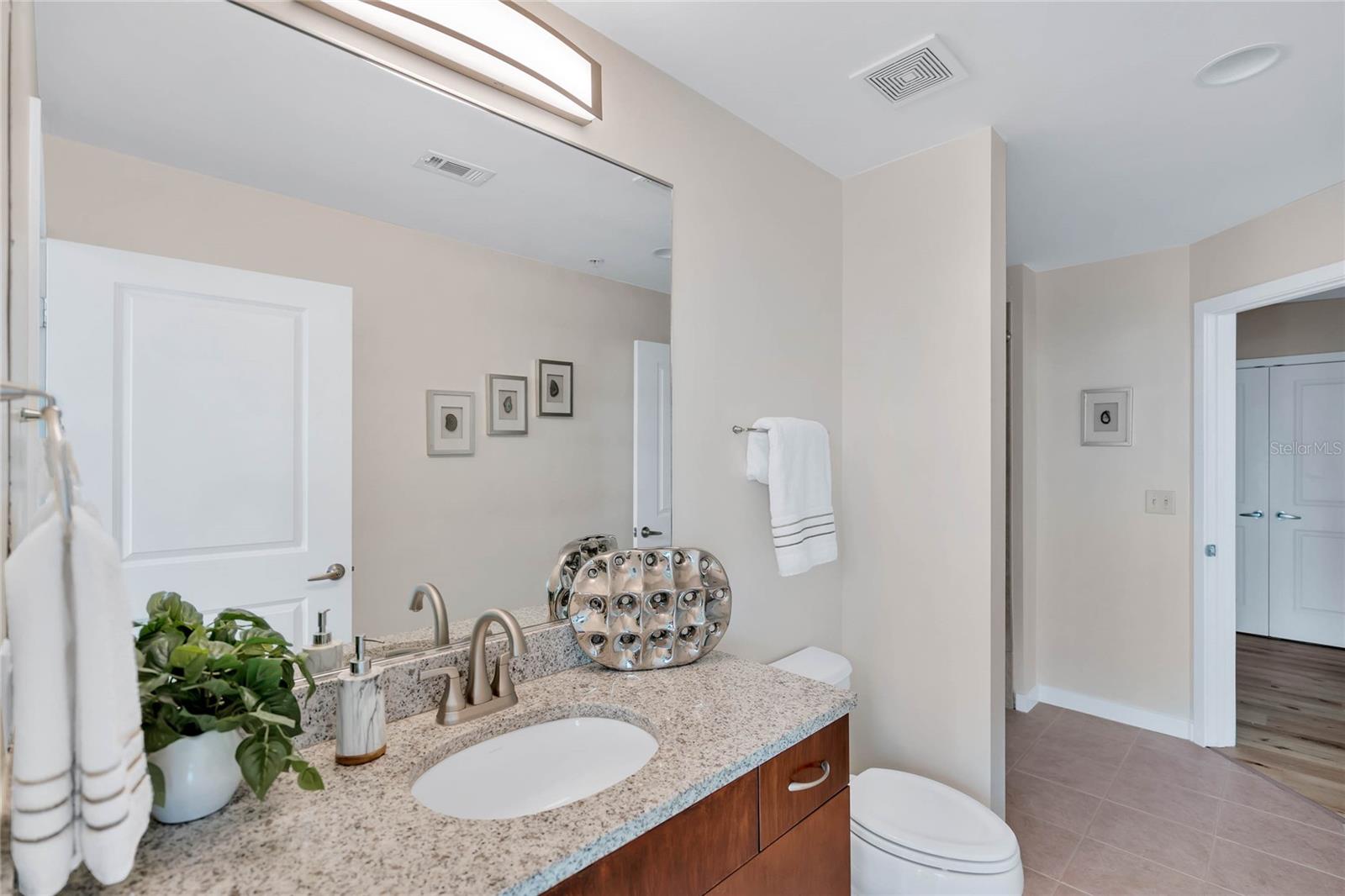 Listing photo id 16 for 777 Ashley Drive 2612