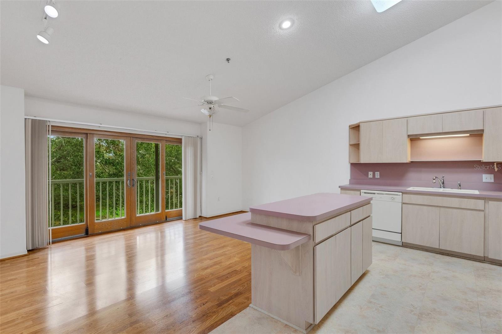 Image 10 of 55 For 2019 Utopian Drive W 314