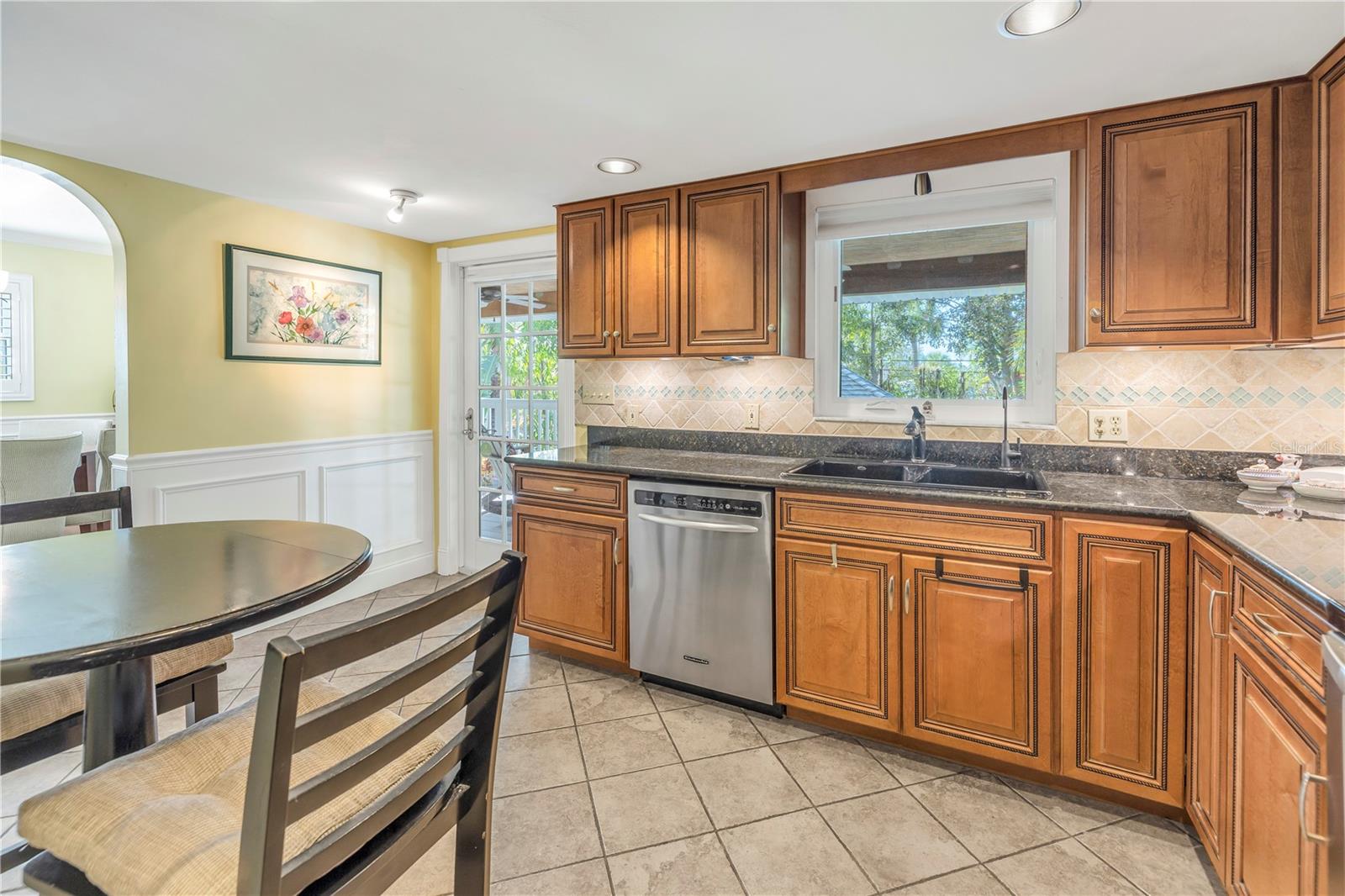 Listing photo id 13 for 3302 Maritana Drive