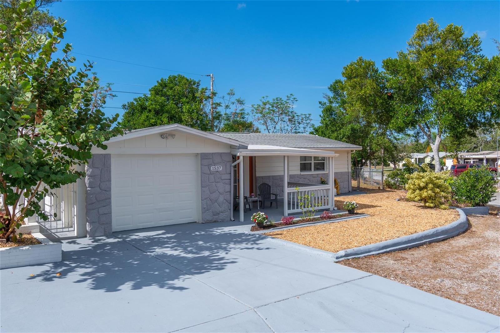 Listing photo id 0 for 1537 Excalibur Street