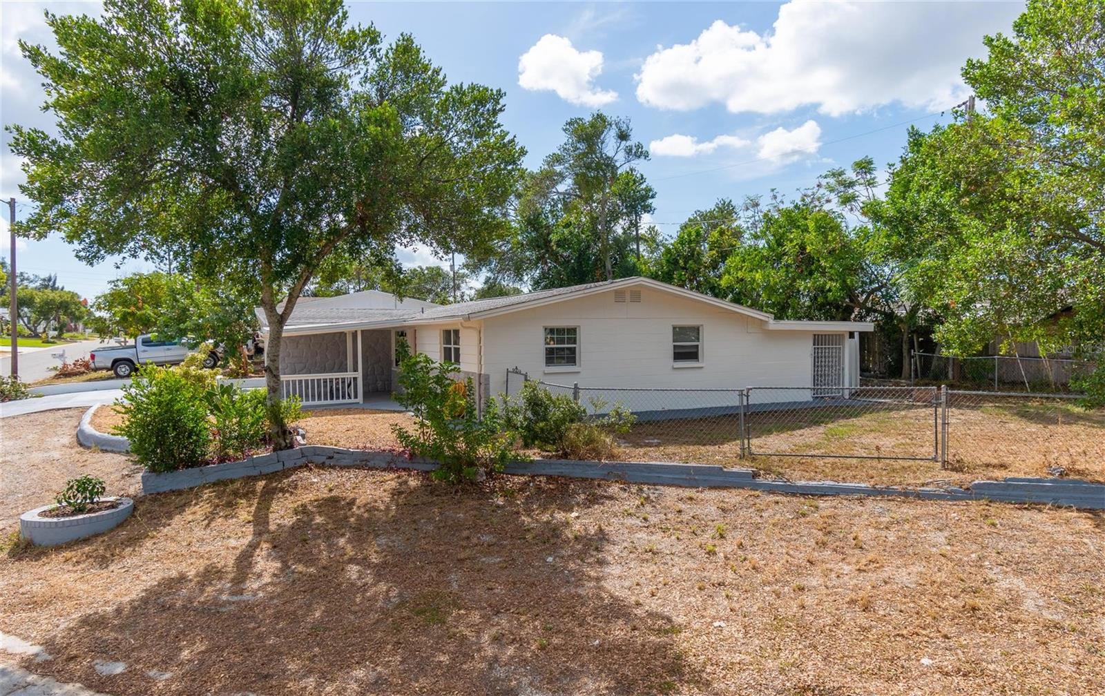 Listing photo id 29 for 1537 Excalibur Street