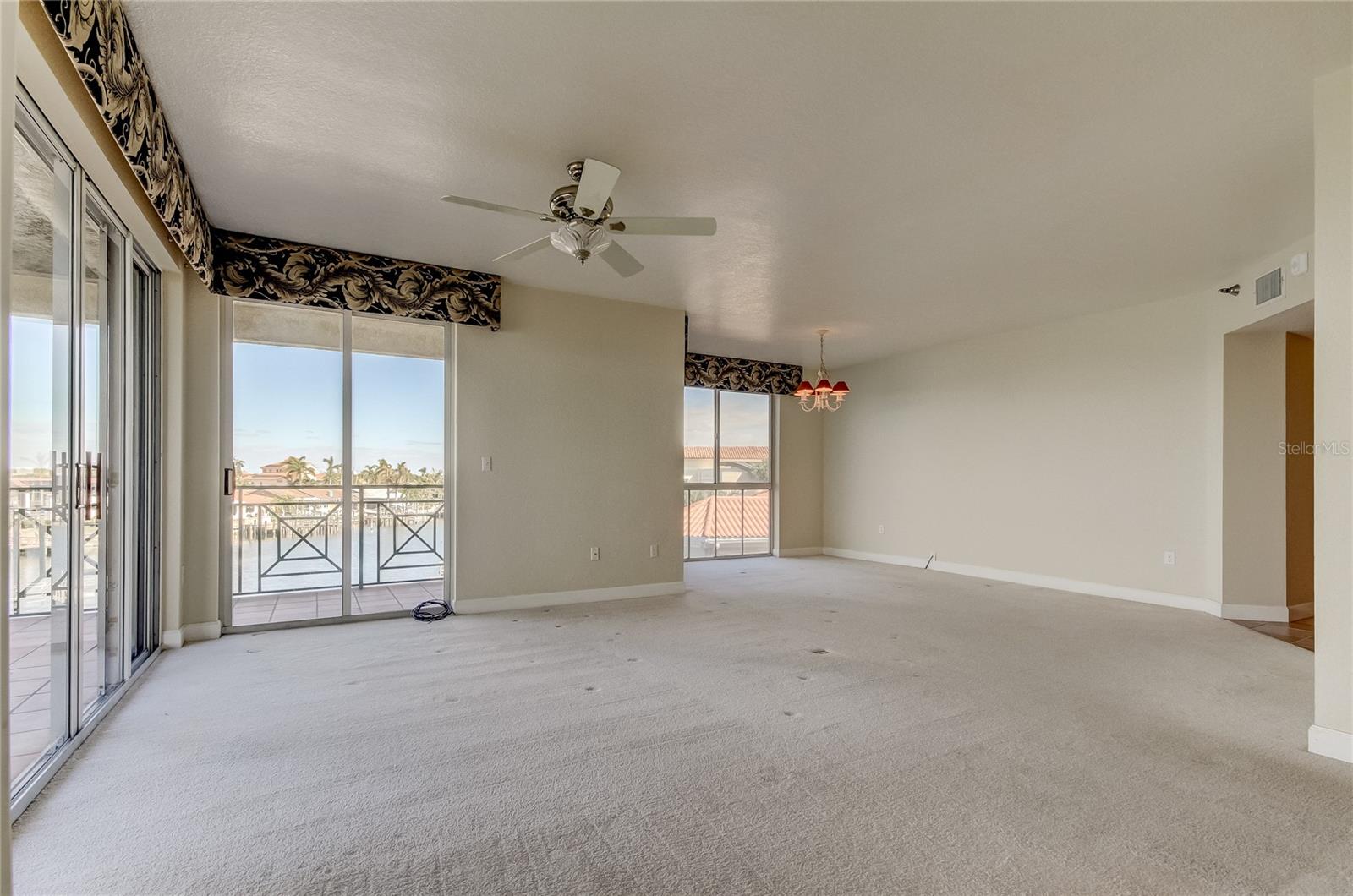 Image 29 of 95 For 4717 Dolphin Cay Lane S 208