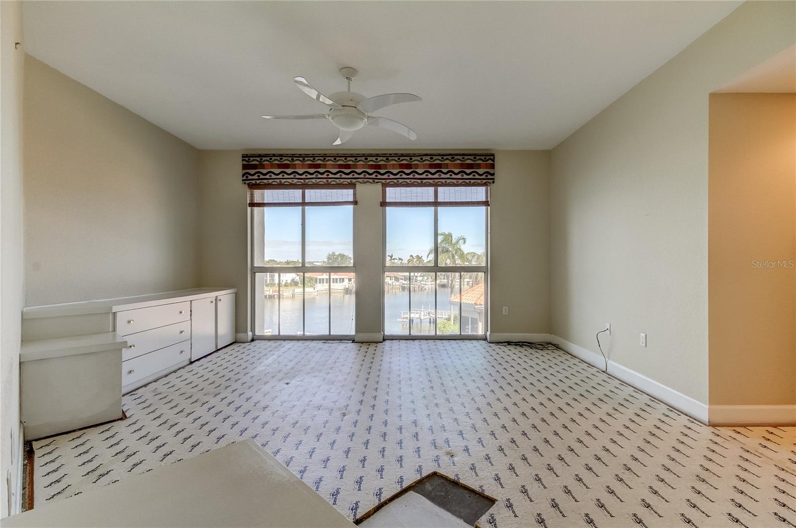 Image 41 of 95 For 4717 Dolphin Cay Lane S 208