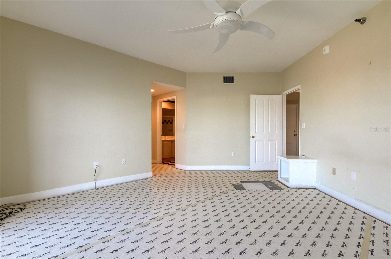 Image 43 of 95 For 4717 Dolphin Cay Lane S 208