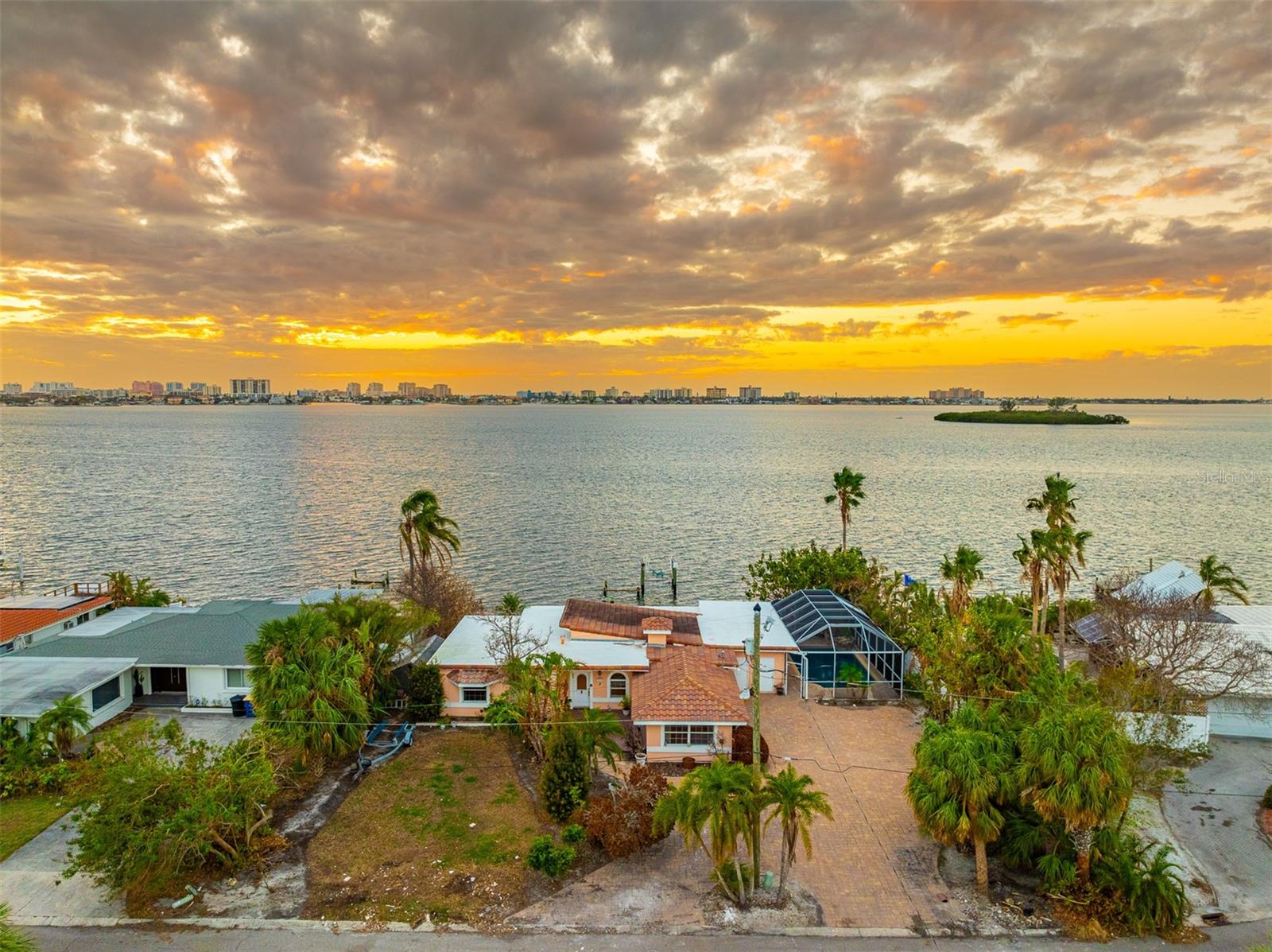 Listing photo id 11 for 1840 Venetian Point Drive