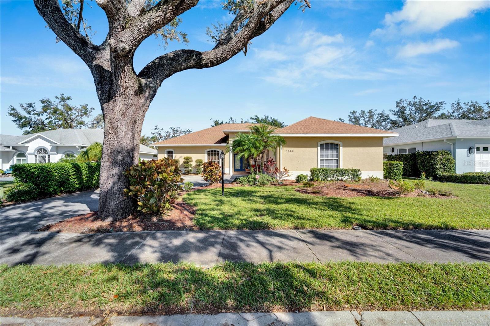 Listing photo id 2 for 5908 30 Court E