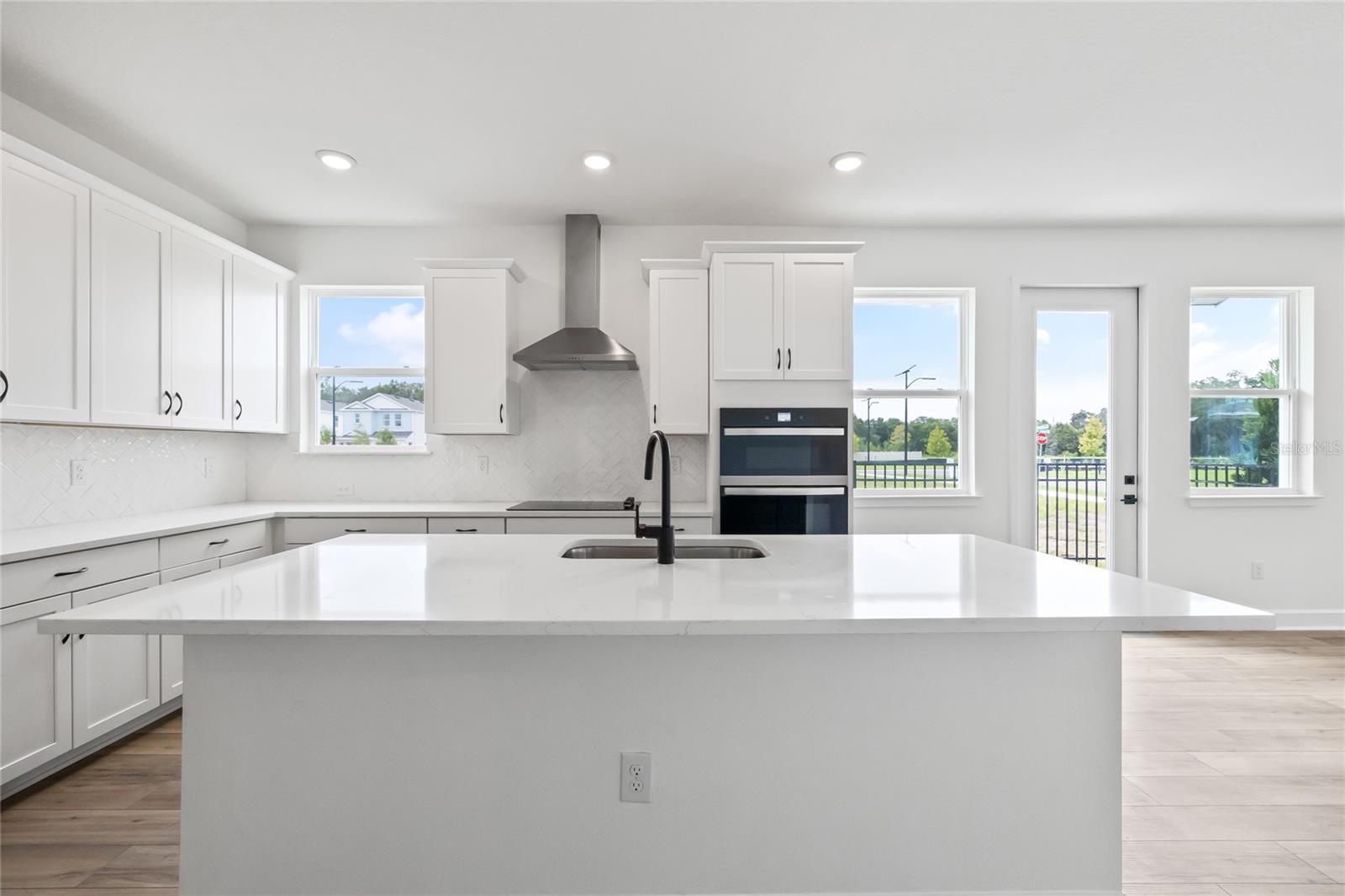 Listing photo id 2 for 2021 Amelia Bay Place