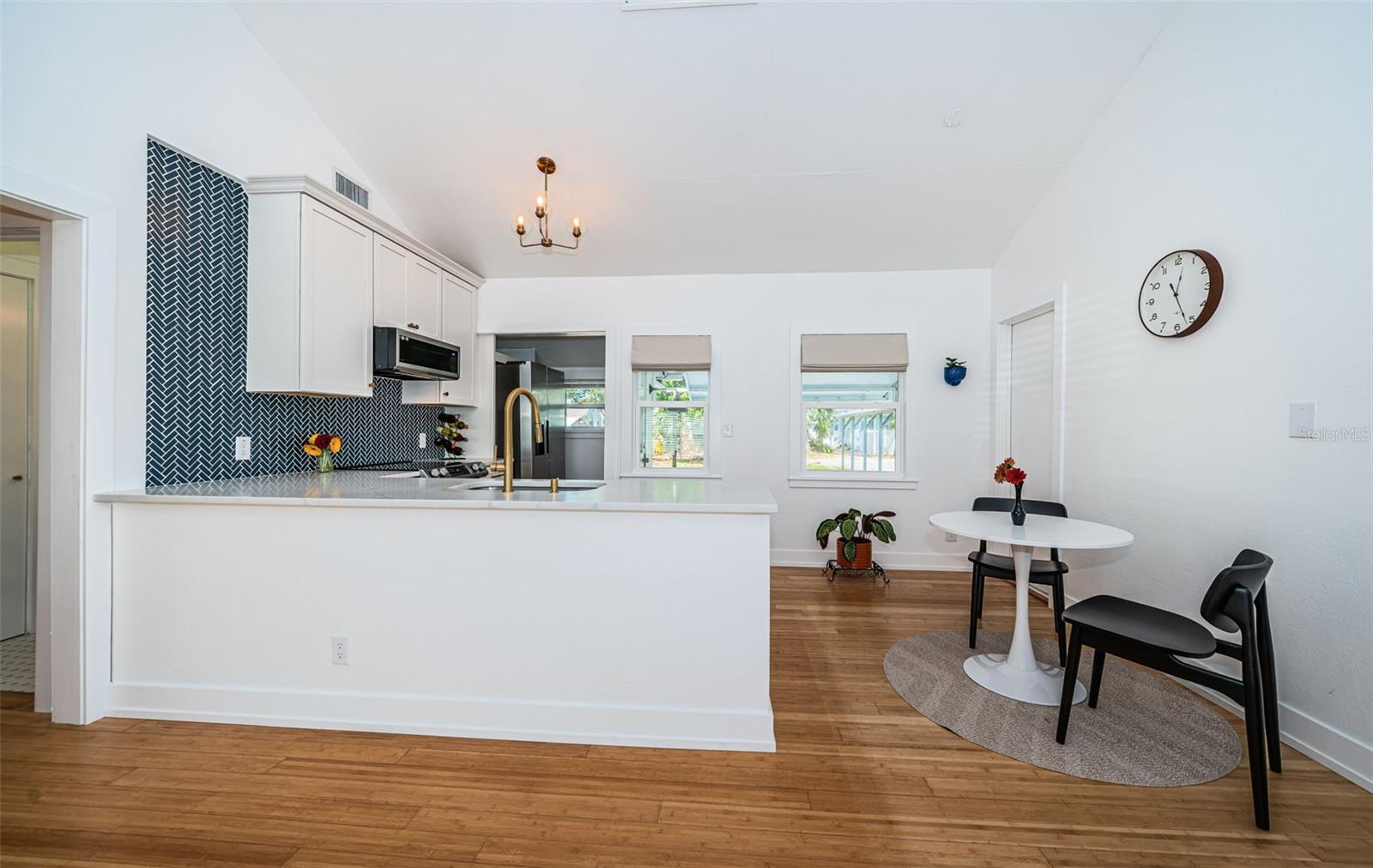 Image 21 of 59 For 215 35th Avenue Ne