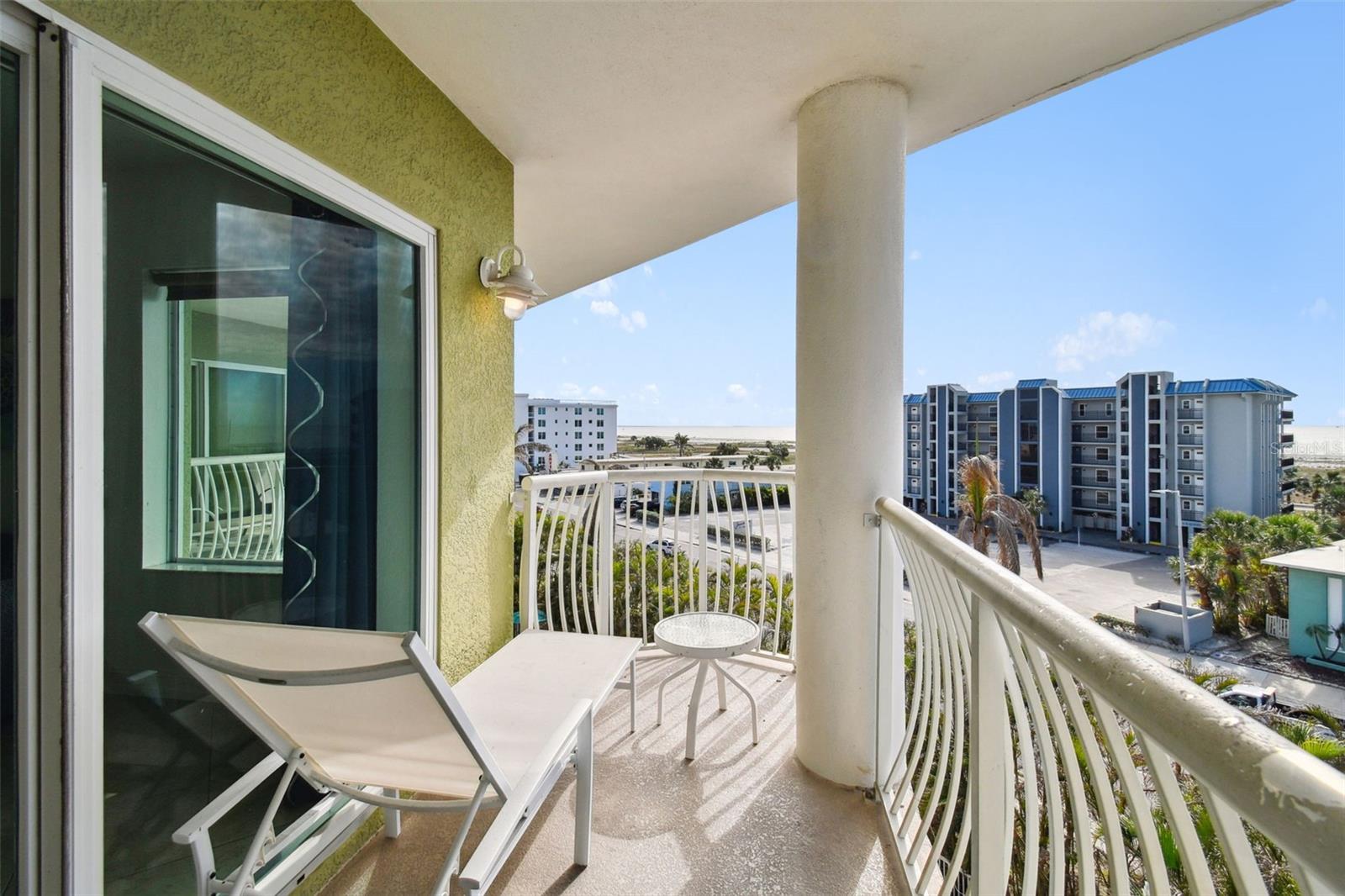 Listing photo id 41 for 11605 Gulf Boulevard 507