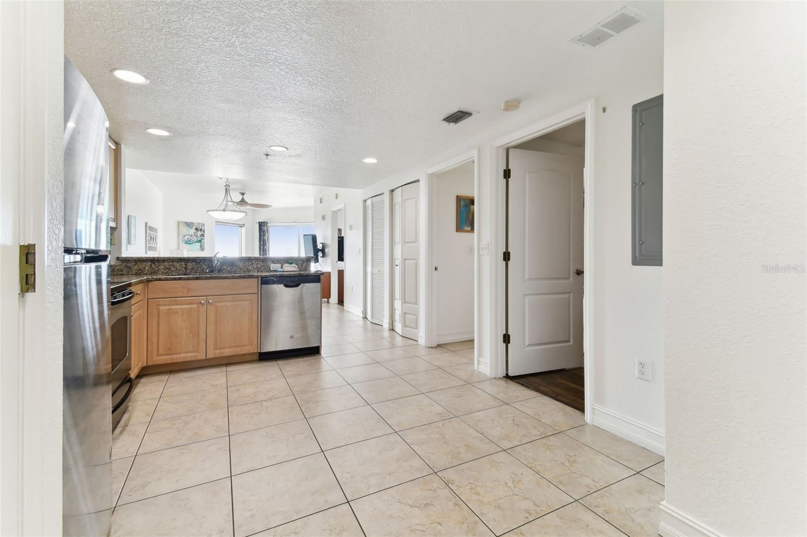 Listing photo id 5 for 11605 Gulf Boulevard 507