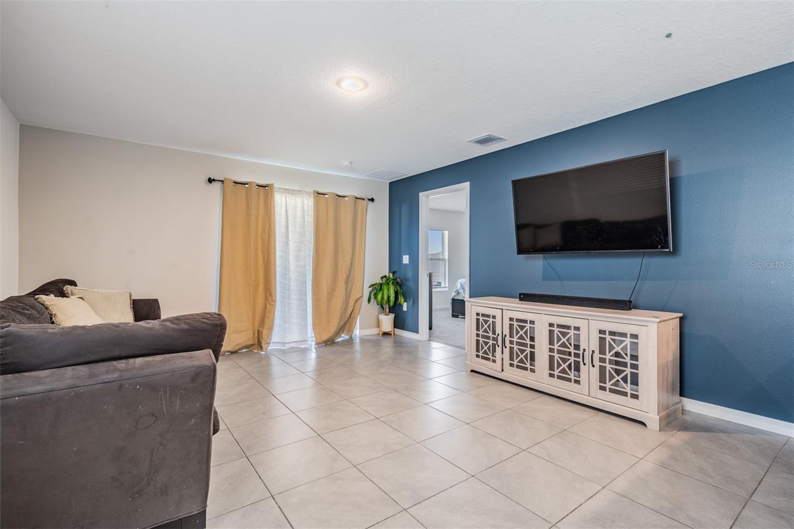 Listing photo id 14 for 16838 Delia Street