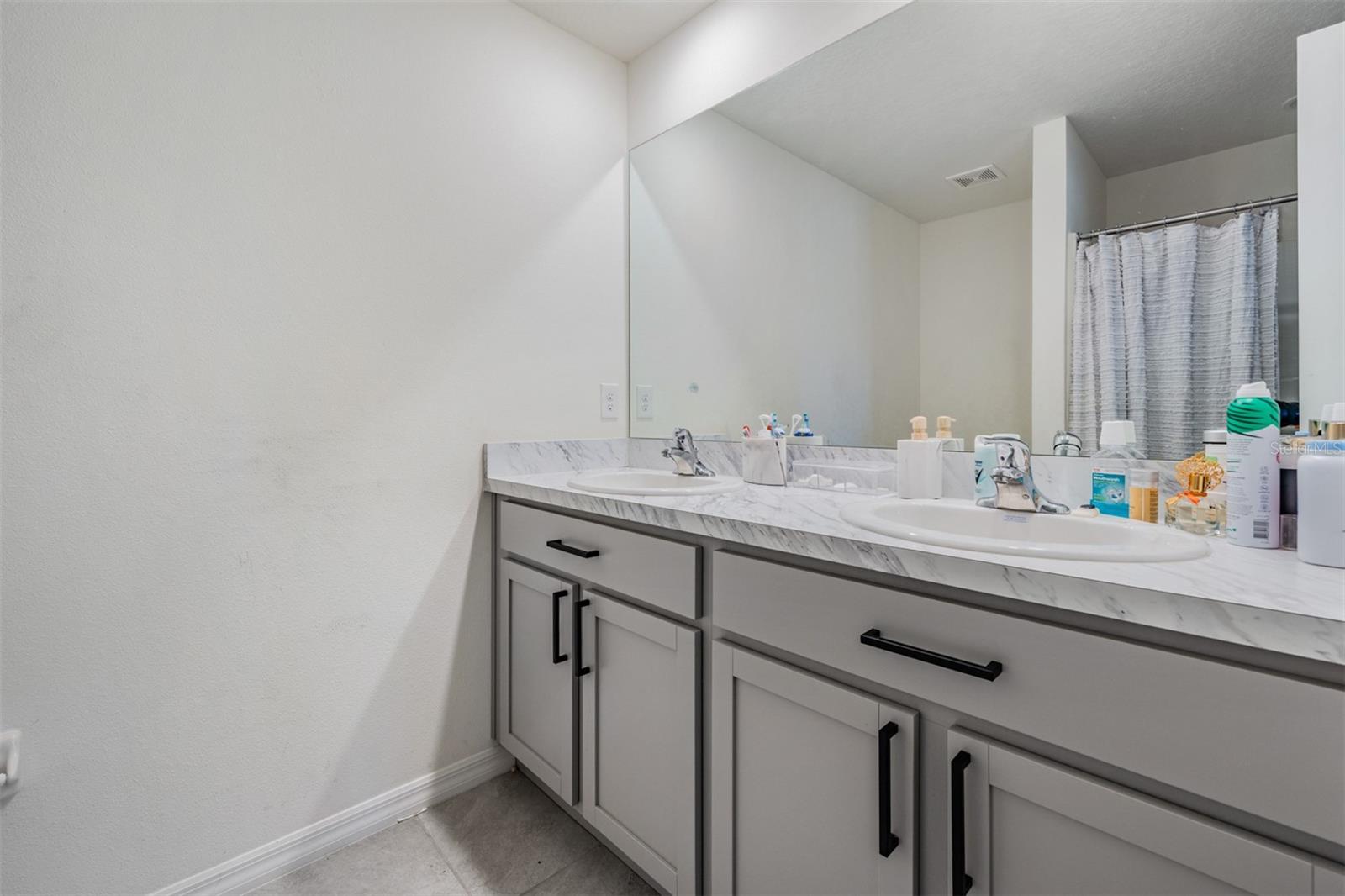 Listing photo id 18 for 16838 Delia Street