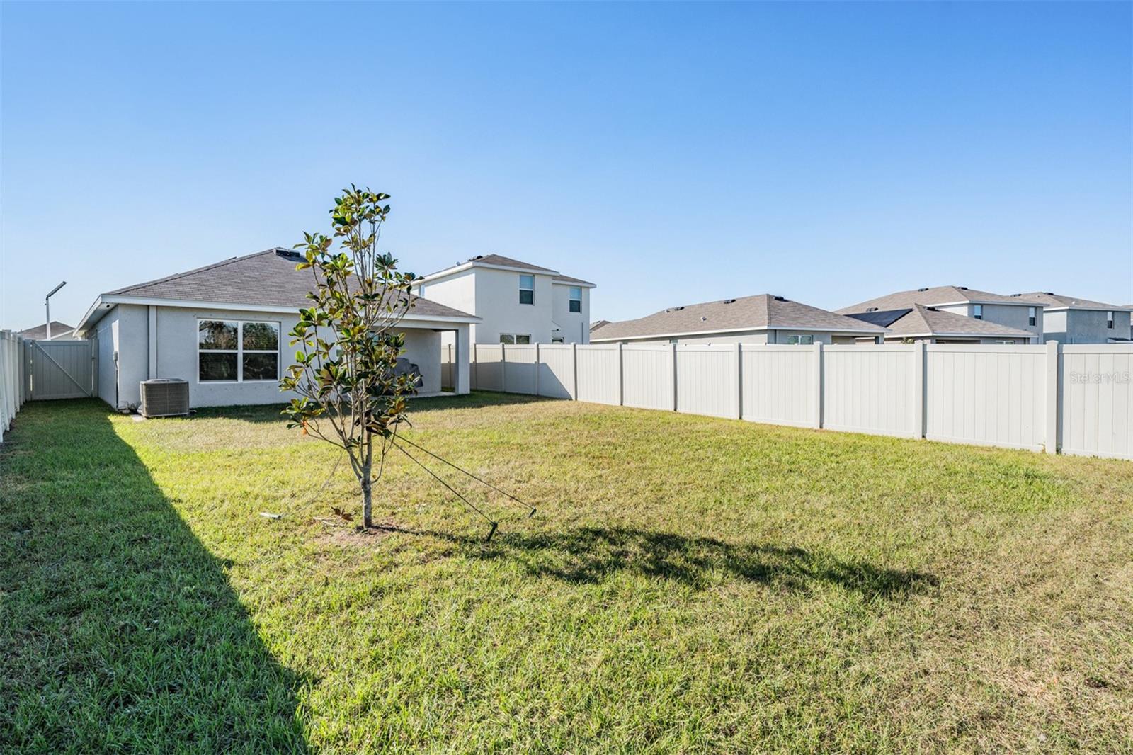 Listing photo id 22 for 16838 Delia Street