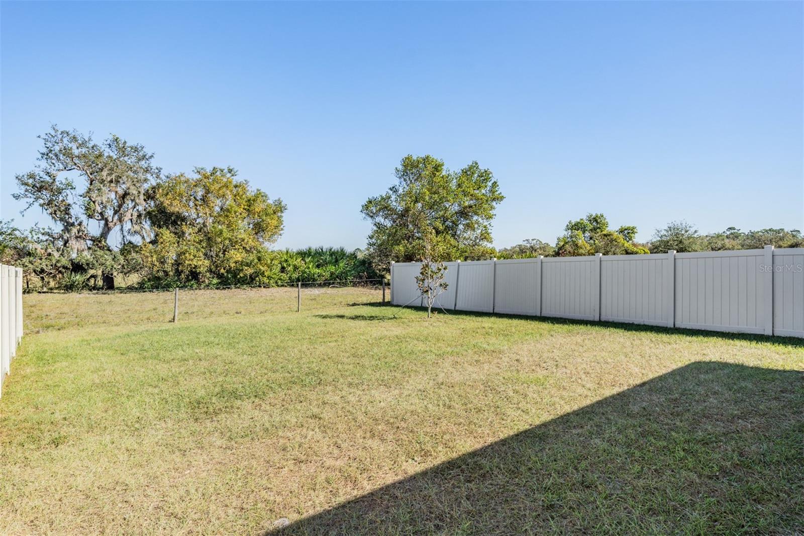 Listing photo id 23 for 16838 Delia Street