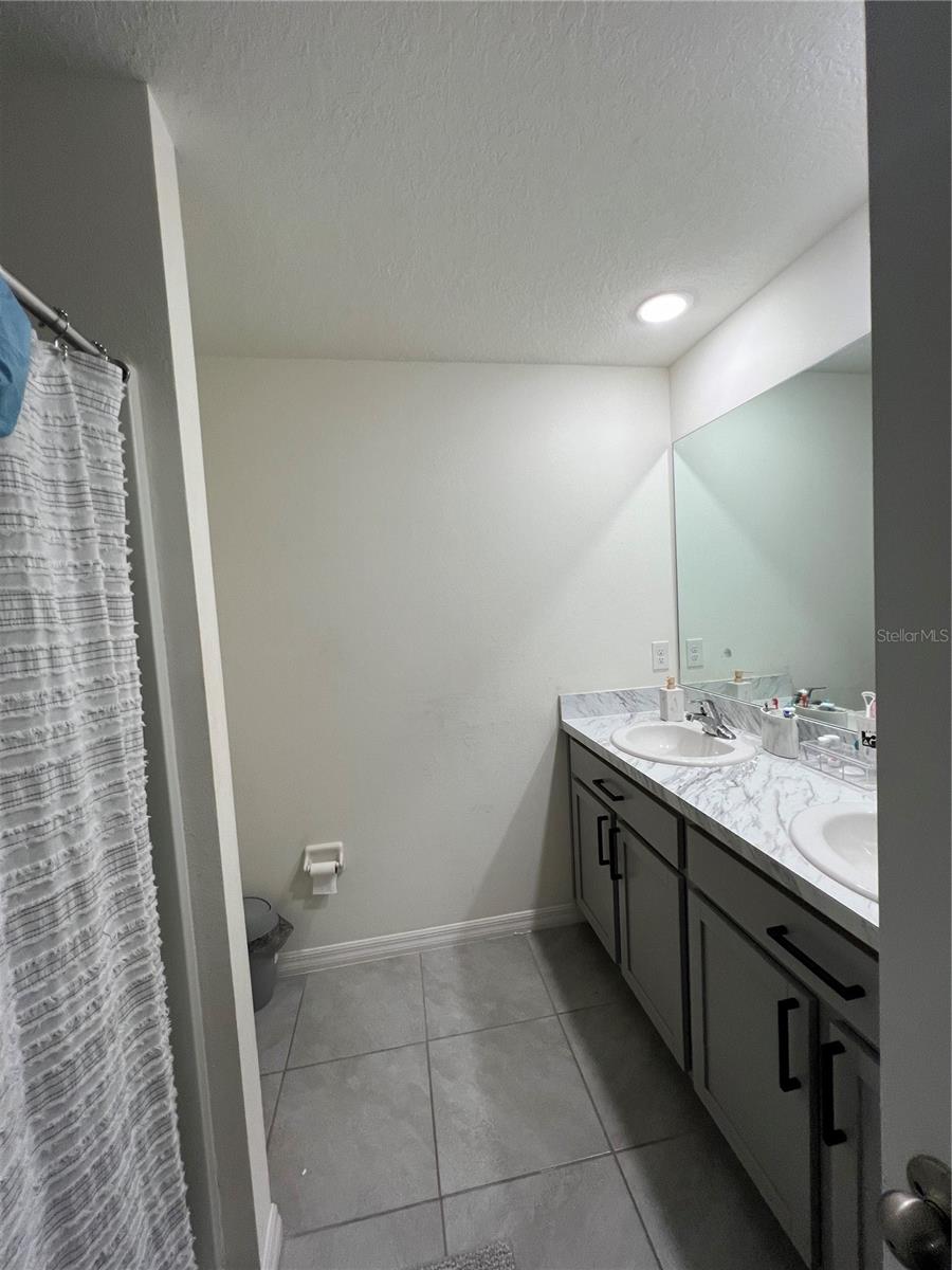Listing photo id 6 for 16838 Delia Street