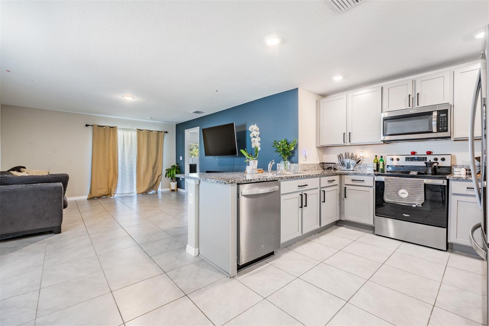 Listing photo id 7 for 16838 Delia Street