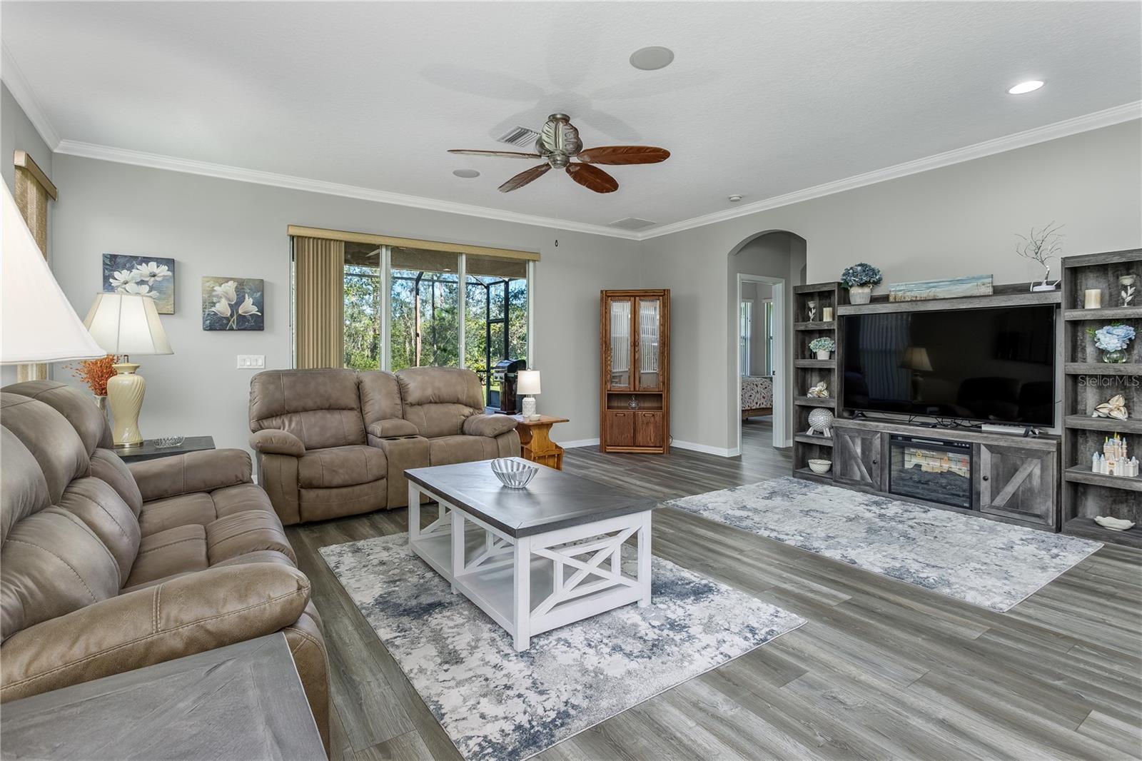 Listing photo id 14 for 7815 Blue Spring Drive