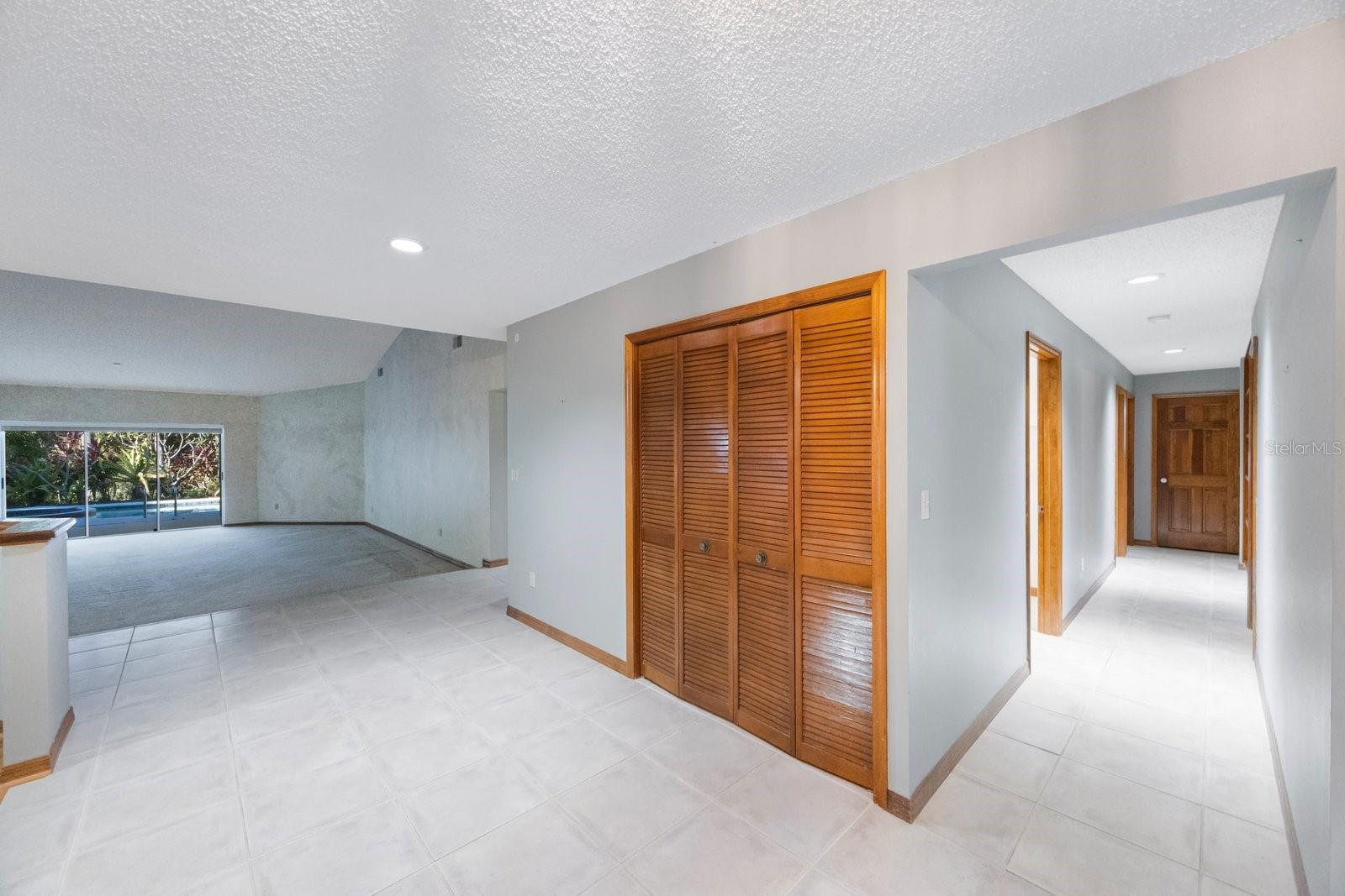 Listing photo id 8 for 16124 Vanderbilt Drive